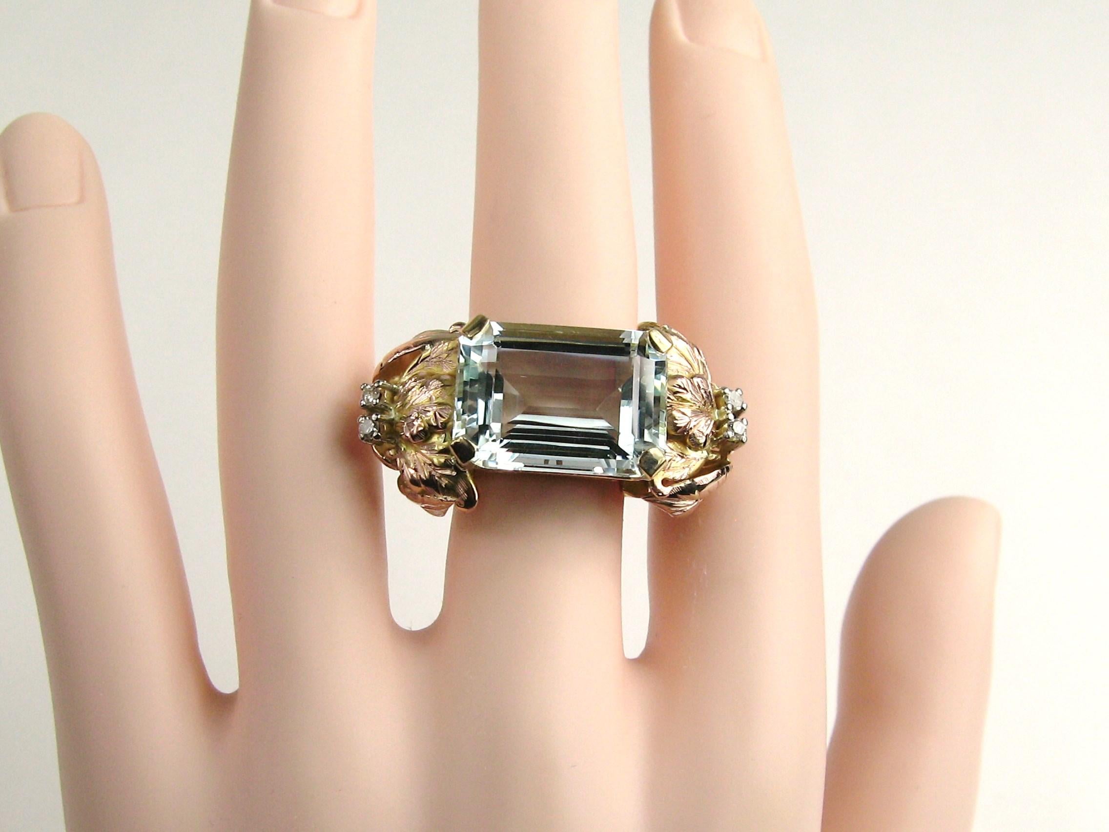 14 Karat Gold 13.75 Carat Emerald Cut Aquamarine Diamond Cocktail Ring For Sale 2