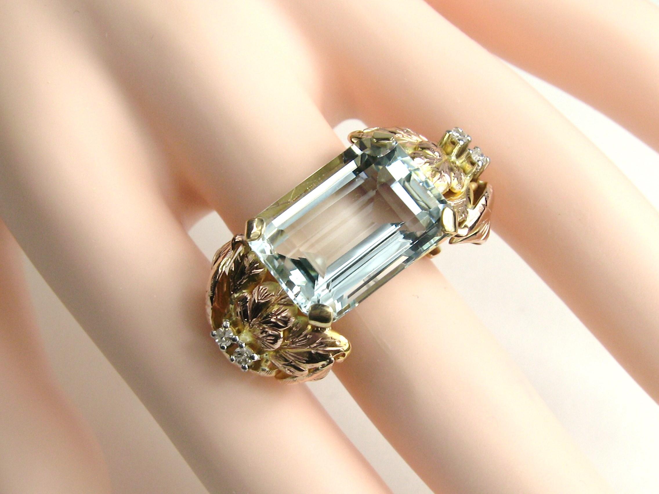 14 Karat Gold 13,75 Karat Aquamarin im Smaragdschliff Diamant-Cocktailring im Angebot 3