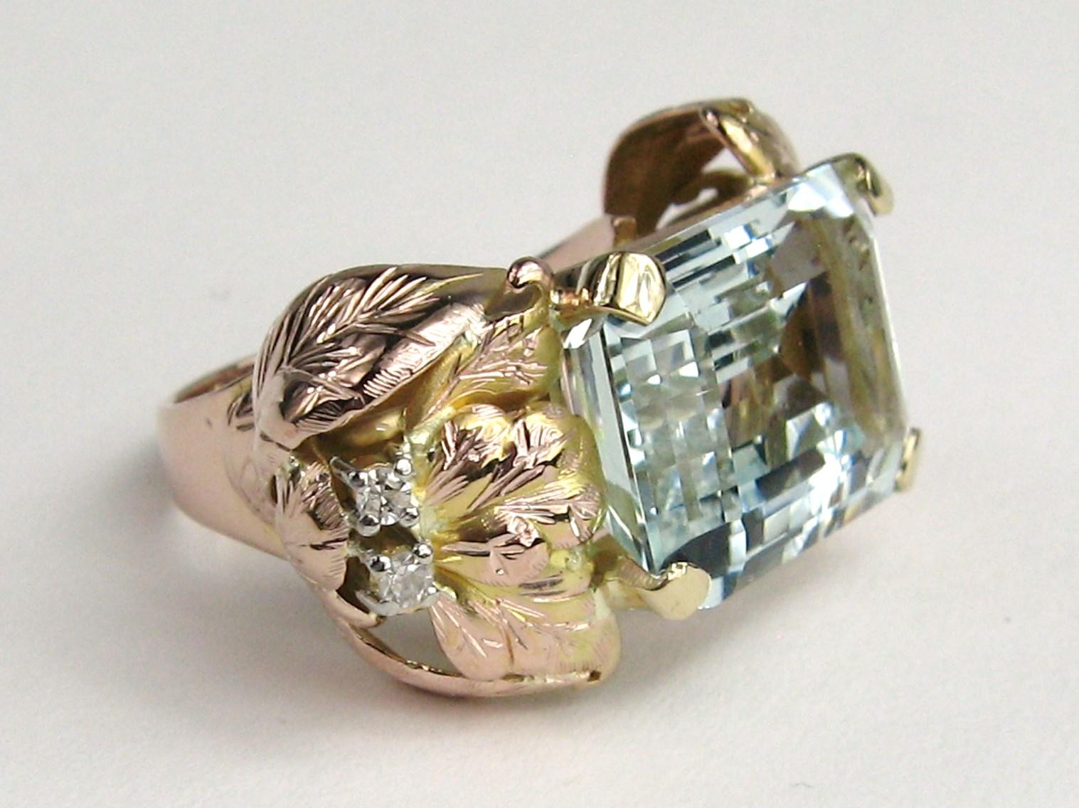 14 Karat Gold 13.75 Carat Emerald Cut Aquamarine Diamond Cocktail Ring For Sale 4