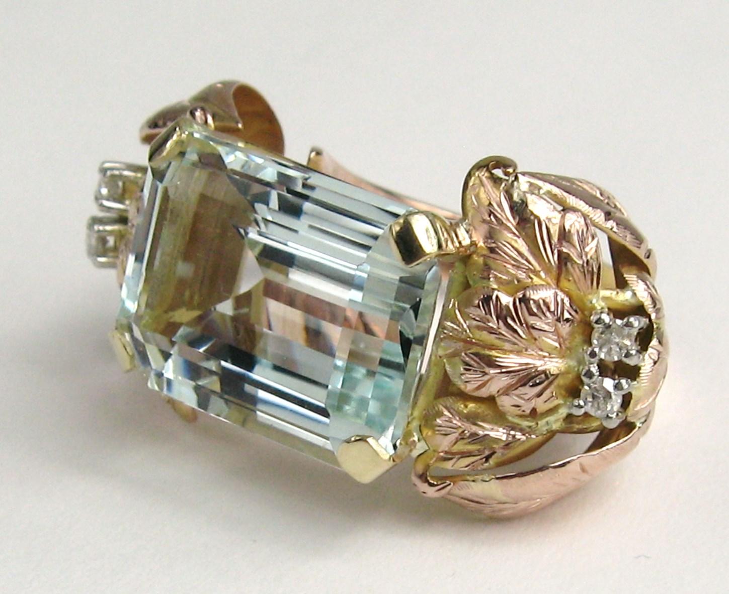 14 Karat Gold 13.75 Carat Emerald Cut Aquamarine Diamond Cocktail Ring For Sale 5