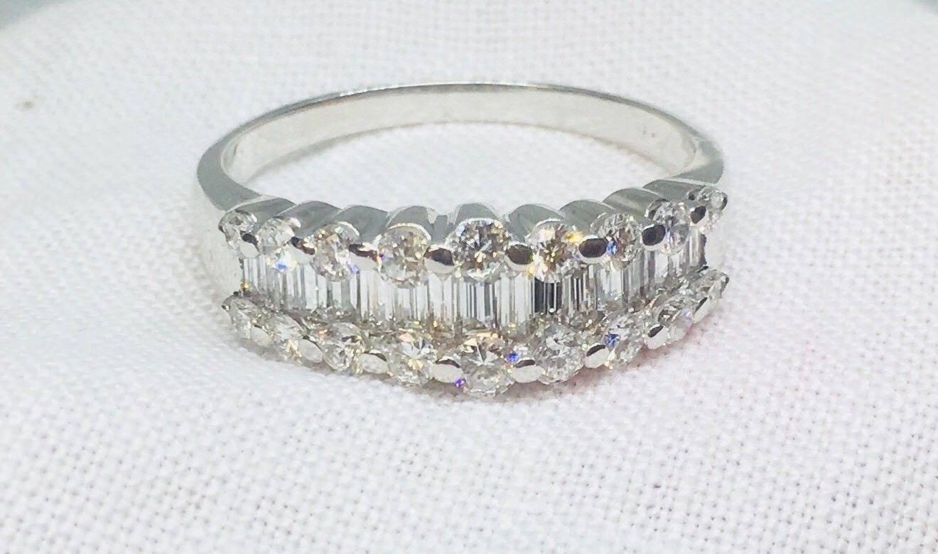 Stunning 14 karat white gold 1.50 carats G VS Brilliant Baguette Diamond Wedding/Engagement Ring Anniversary Band

This gorgeous ring has amazing sparkle because it combines both the full radiant shimmer of the round brilliant and the longer flare