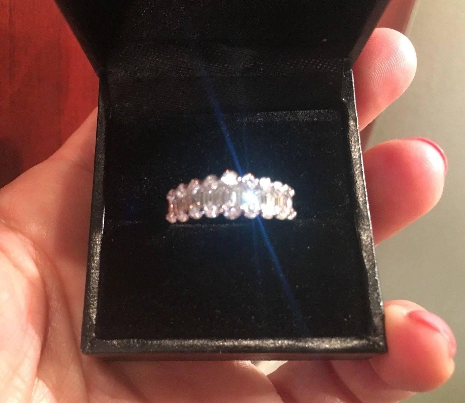 14 Karat Gold 1.50 Carats VS G/H Baguette Diamond Anniversary Ring Wedding Band  In Excellent Condition In Shaker Heights, OH