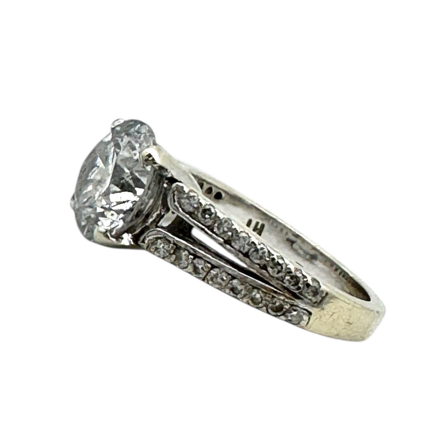 
Questo prodotto è uno splendido anello di fidanzamento in oro 14 carati con un diamante bianco rotondo da 2,95 carati come pietra principale. La montatura a solitario aggiunge un tocco di eleganza all'anello, rendendolo perfetto per un'occasione