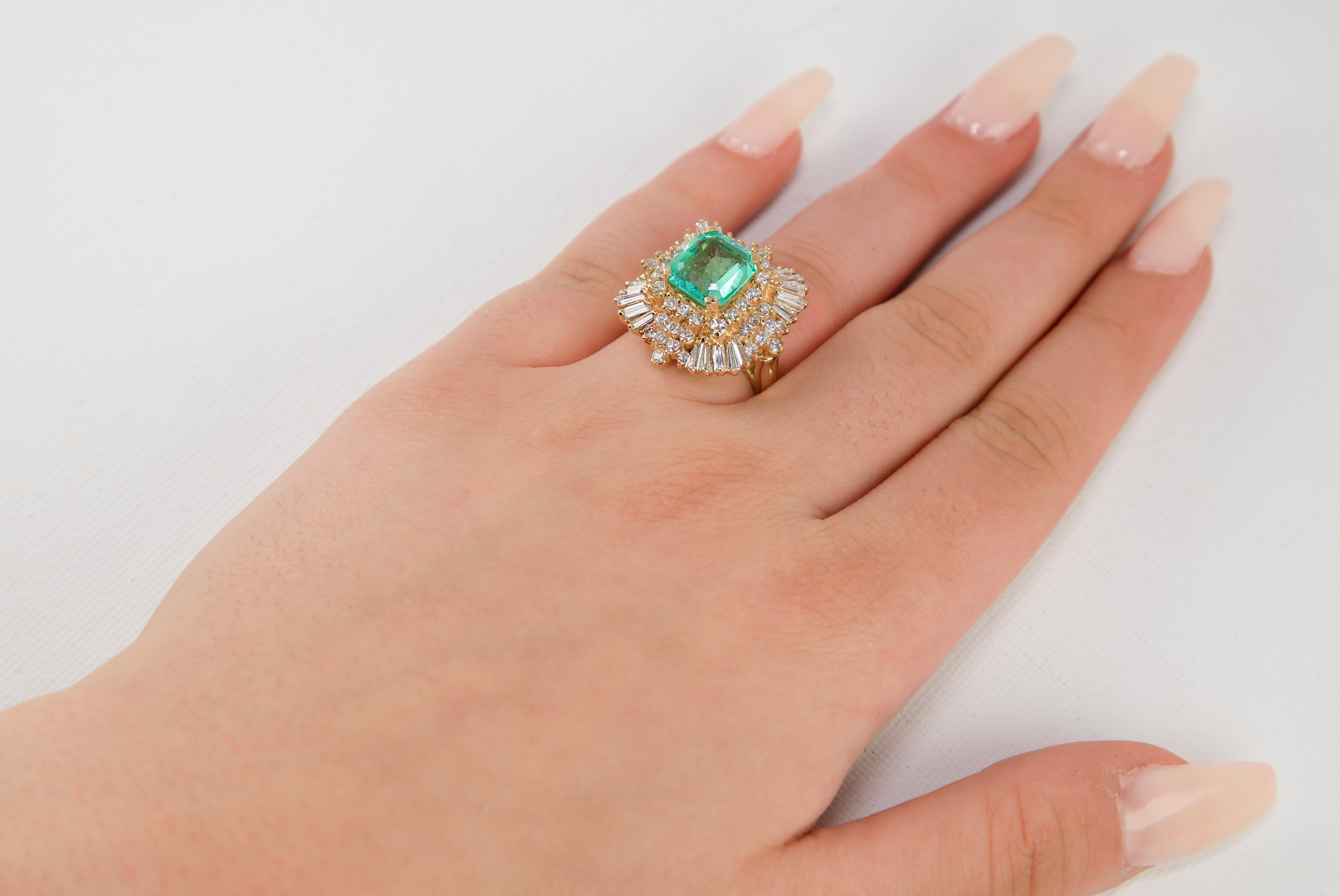 Bague cocktail ballerine en or 14 carats avec diamants et émeraude de 6,0 carats en vente 2