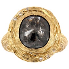 Organischer Ring aus 14 Karat Gold mit Alpinia-Salz- und Pfefferdiamant in der Mitte, 4,12 Karat