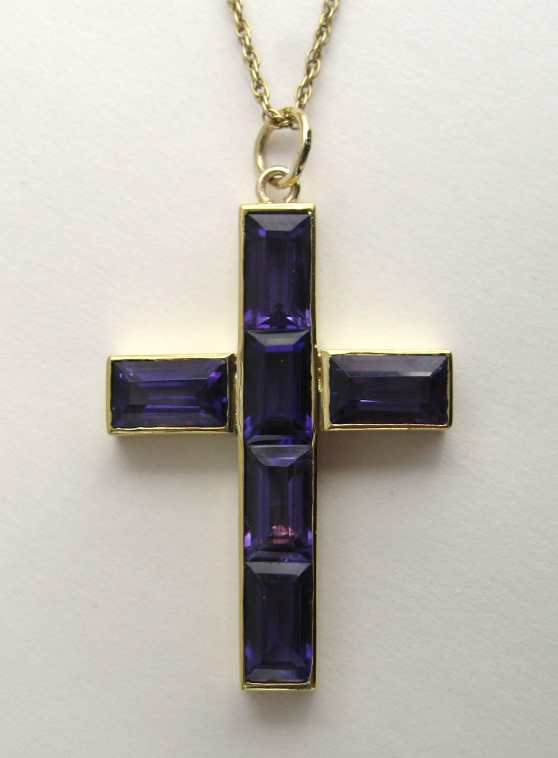 Collier croix en or 14 carats serti d'améthystes Channel Bon état - En vente à Wallkill, NY