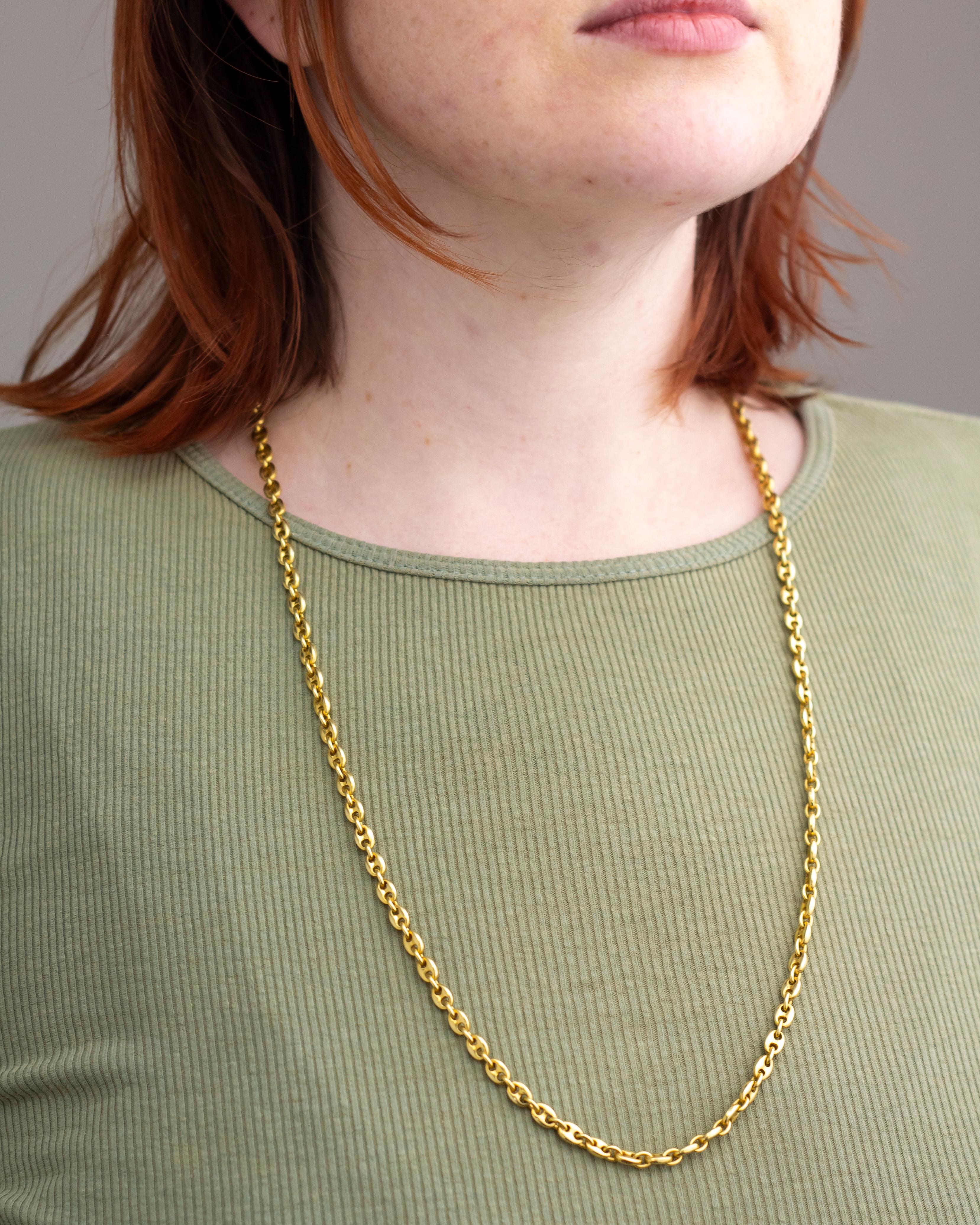 Diese schwere Halskette wurde in Italien hergestellt und ist eine so genannte Gucci-Gliederkette oder Marin-Gliederkette. Die Halskette wurde aus massivem 14-karätigem Gelbgold gefertigt und von der italienischen Manufaktur BALESTRA