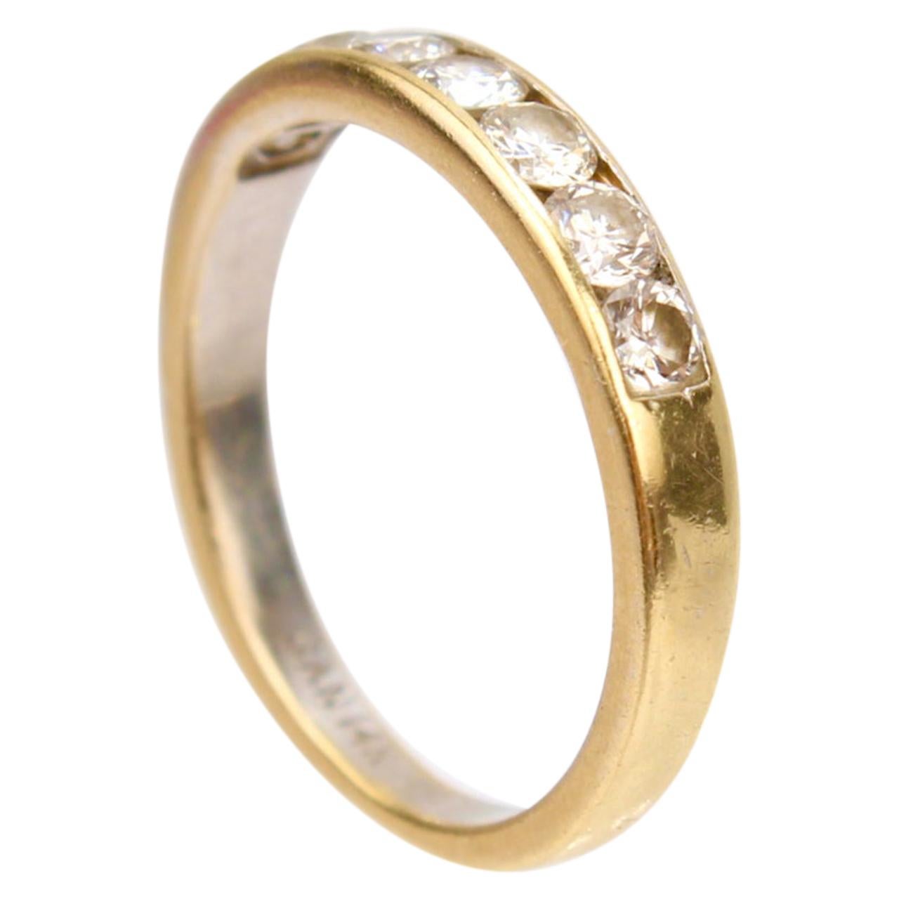 Alianza o anillo de boda de oro de 14 quilates y diamantes engastados en canal