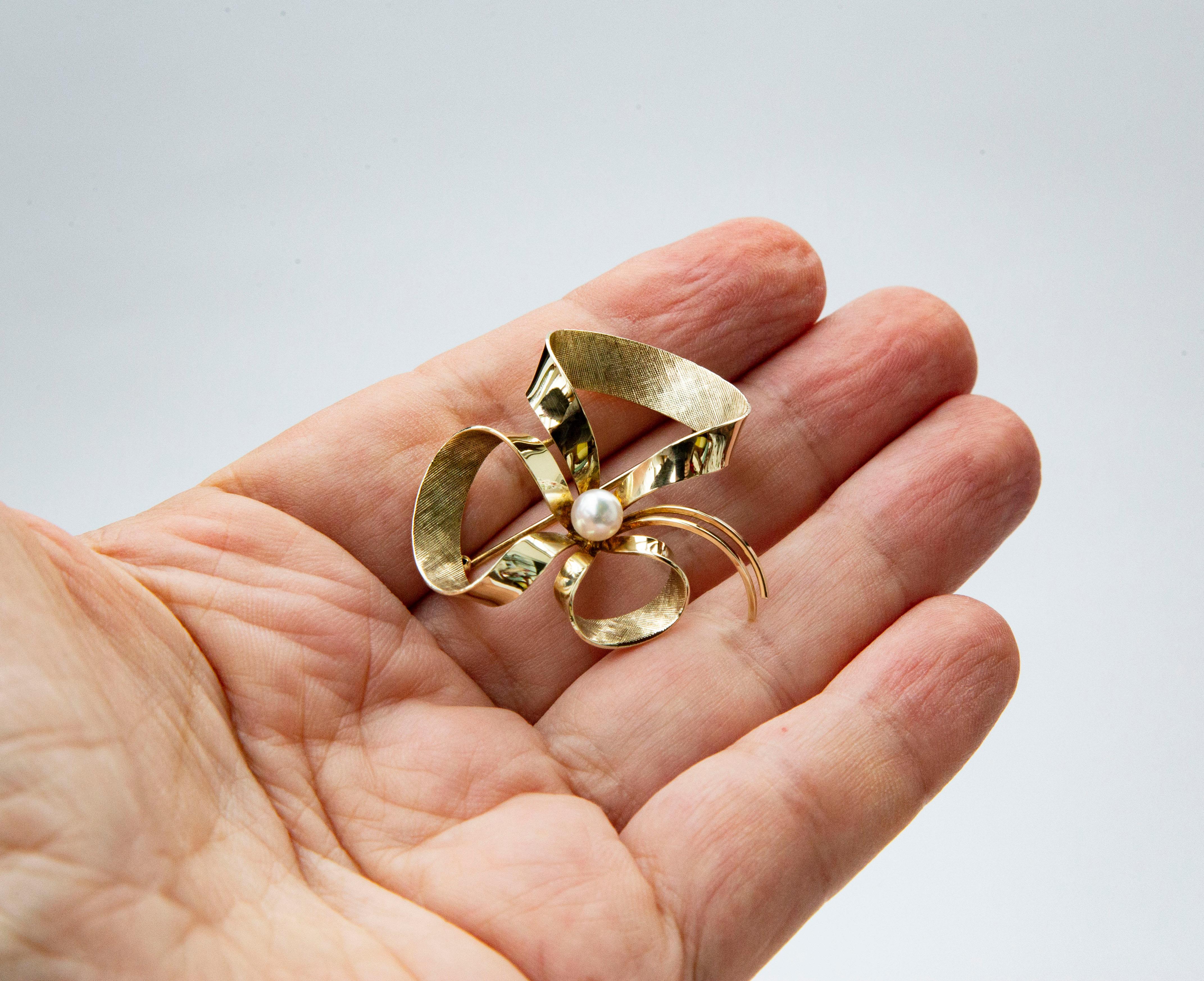 14 Karat Gold and Cultured Pearl Bow Brooch 1960s In Good Condition For Sale In Arnhem, NL