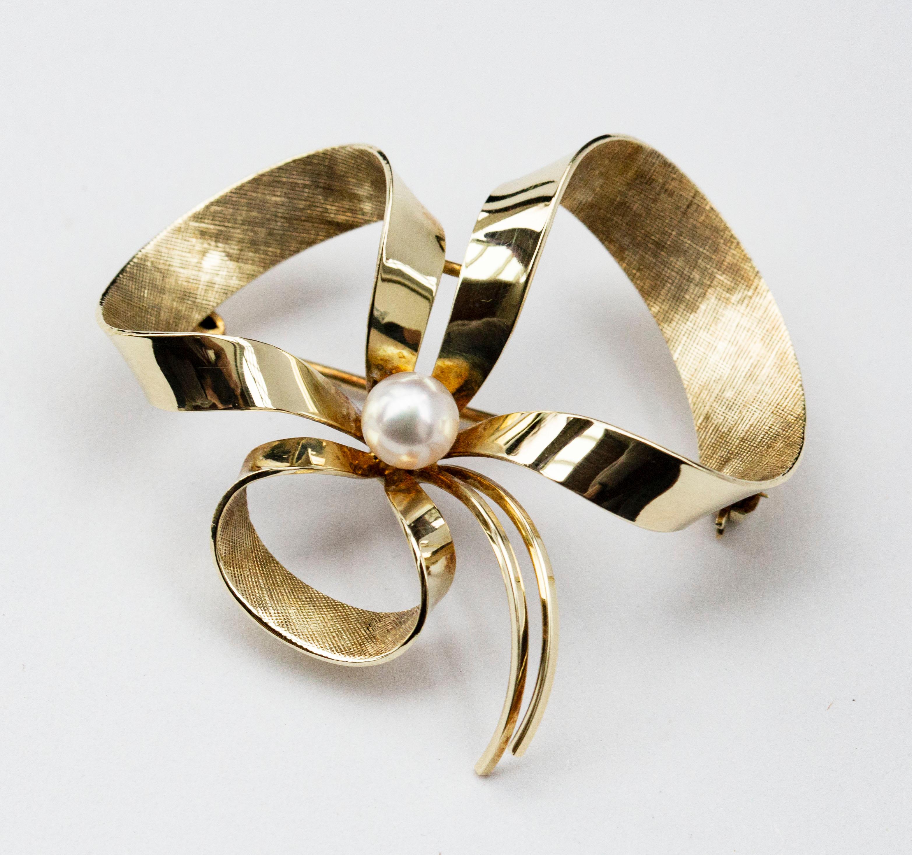 14 Karat Gold and Cultured Pearl Bow Brooch 1960s For Sale 1