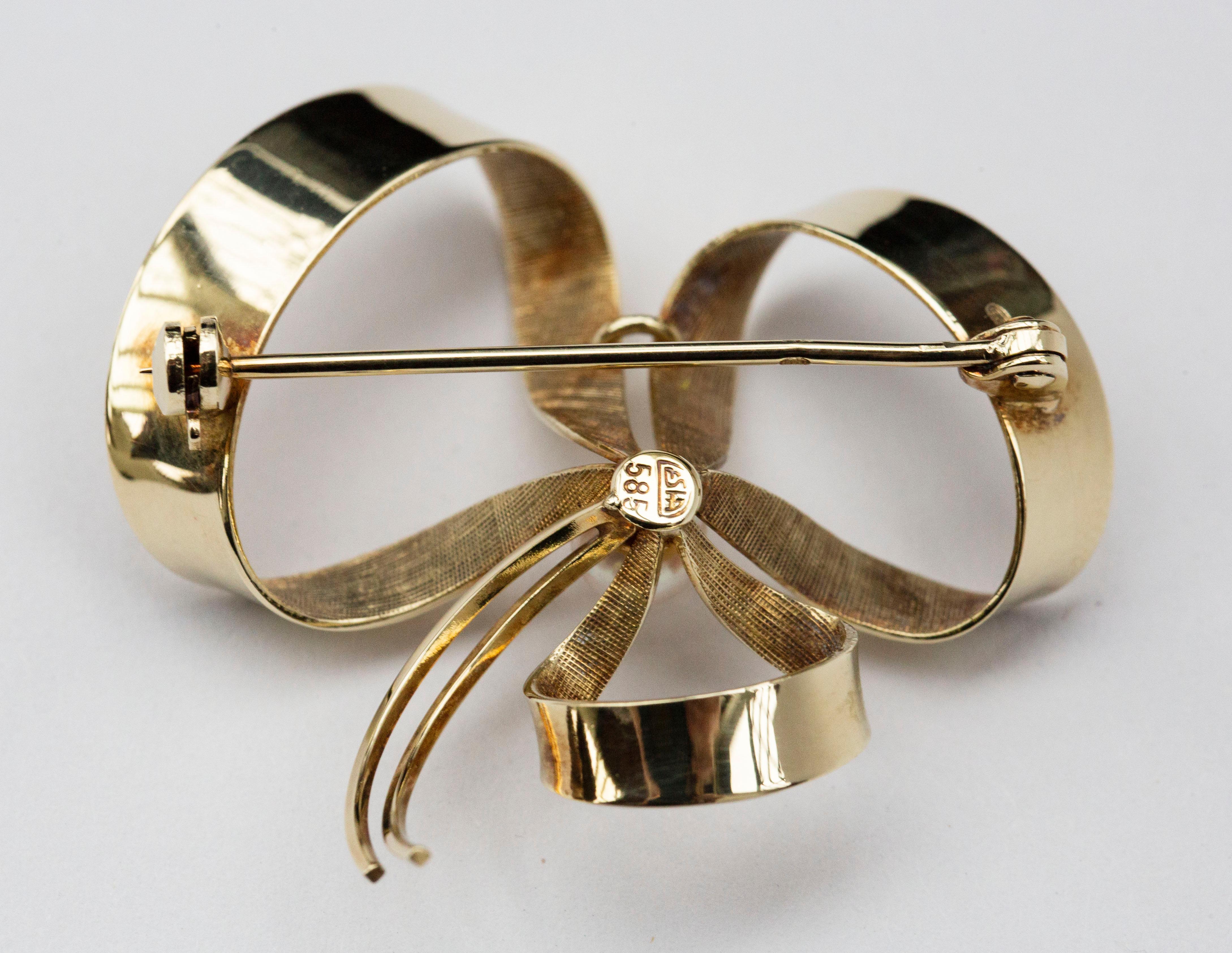 14 Karat Gold and Cultured Pearl Bow Brooch 1960s For Sale 2