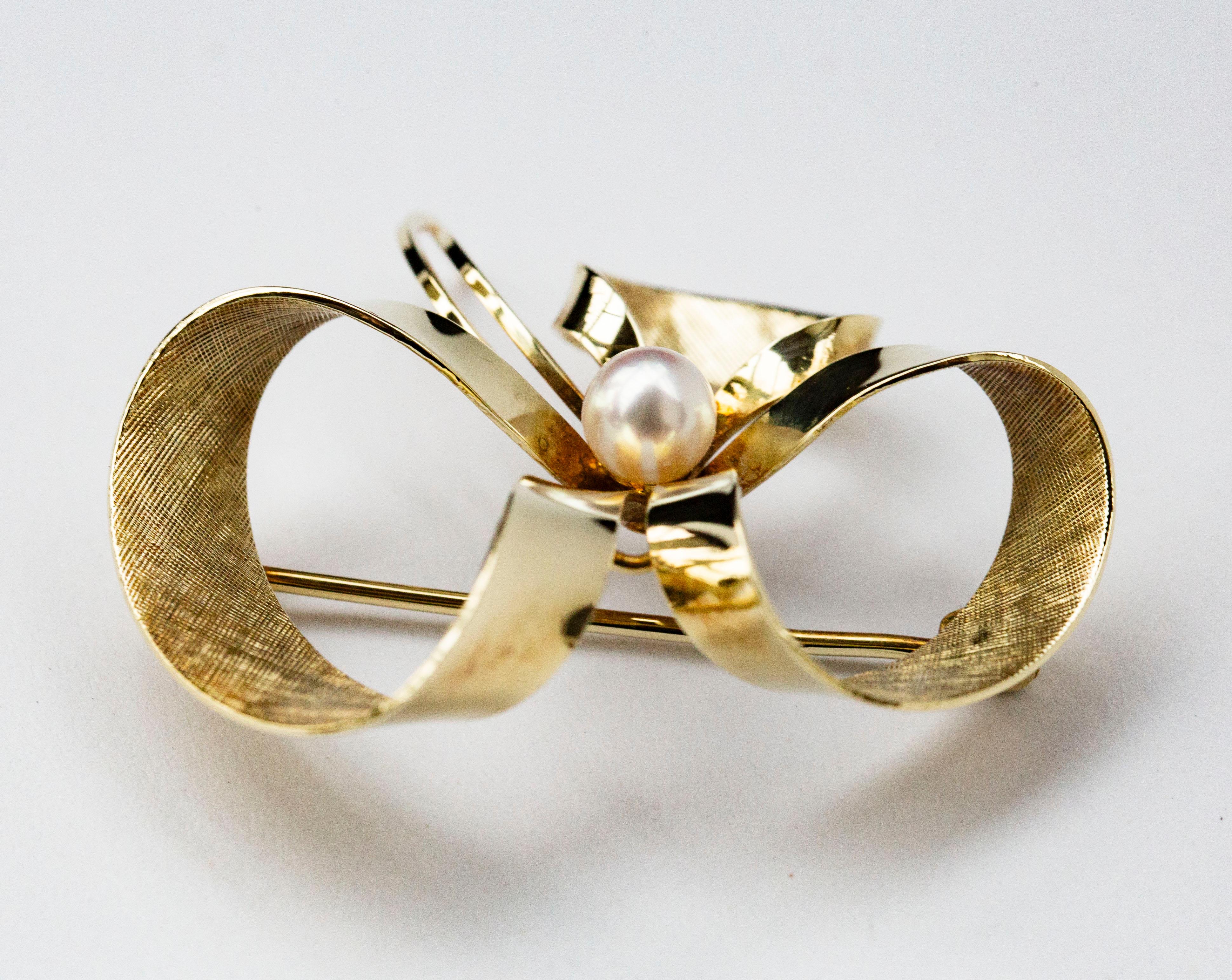 14 Karat Gold and Cultured Pearl Bow Brooch 1960s For Sale 3
