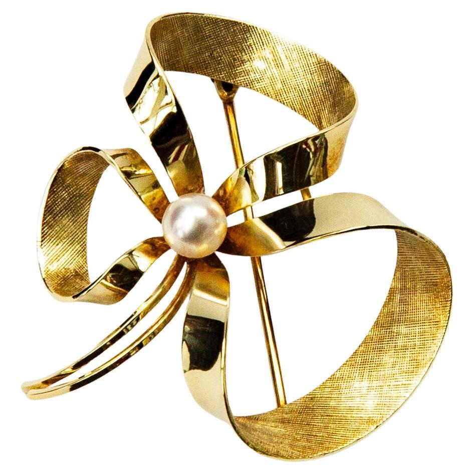 14 Karat Gold and Cultured Pearl Bow Brooch 1960s For Sale