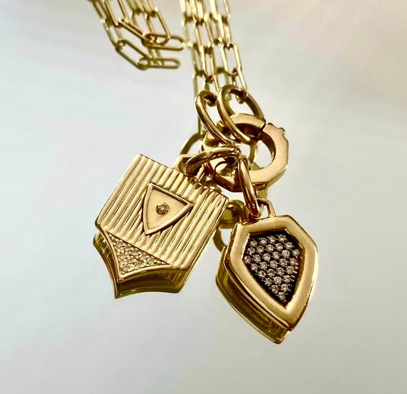14 Karat Gold und Diamant gerippter Schild an Gliederkette mit Charm-Halter im Zustand „Neu“ im Angebot in New York, NY