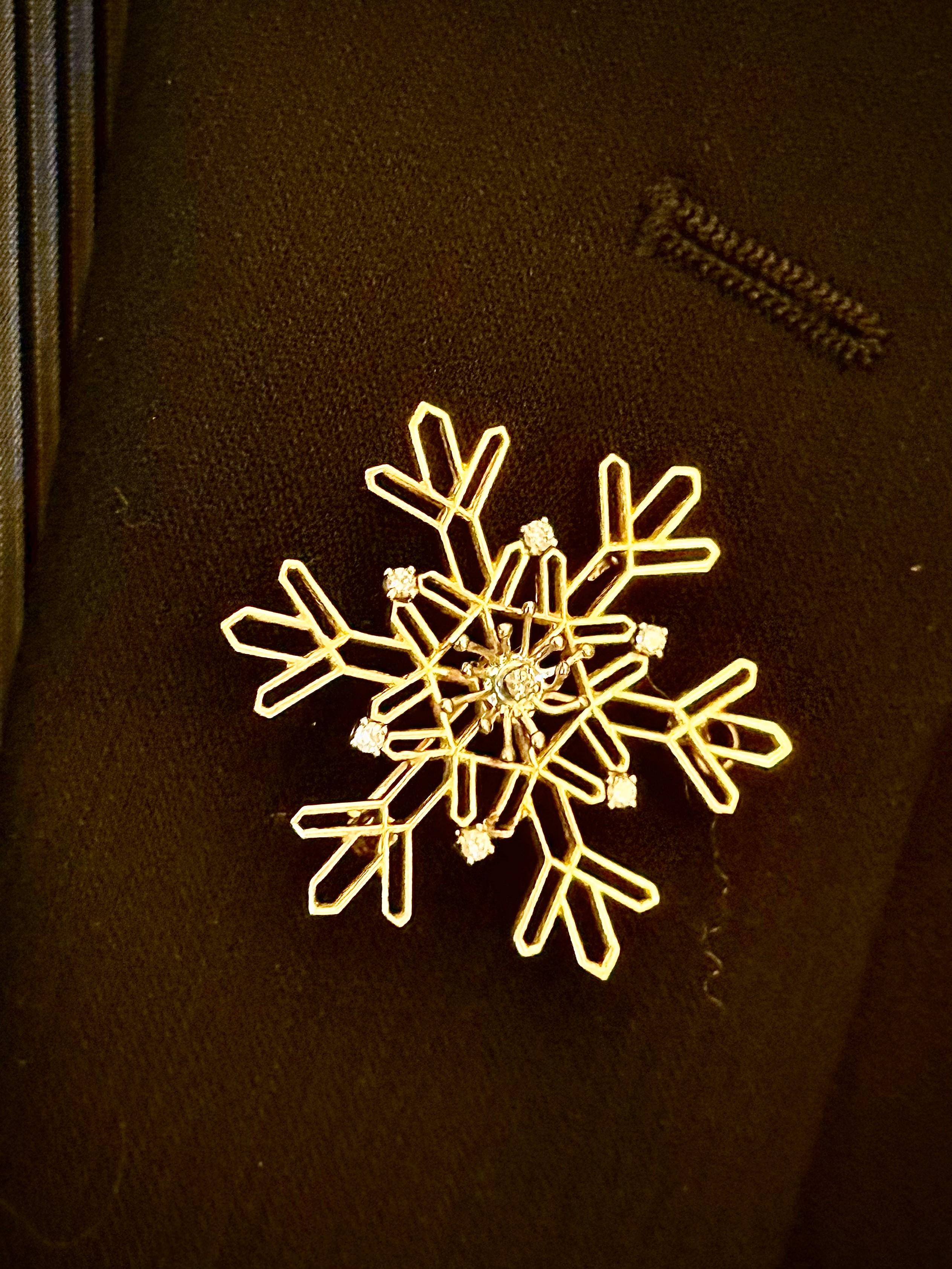 14 Karat Gold  and Diamond Snowflake Pin In Excellent Condition For Sale In New Orleans, LA
