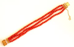 Pulsera de cuentas de oro de 14 quilates y coral rojo de tres vueltas Principios del siglo XX