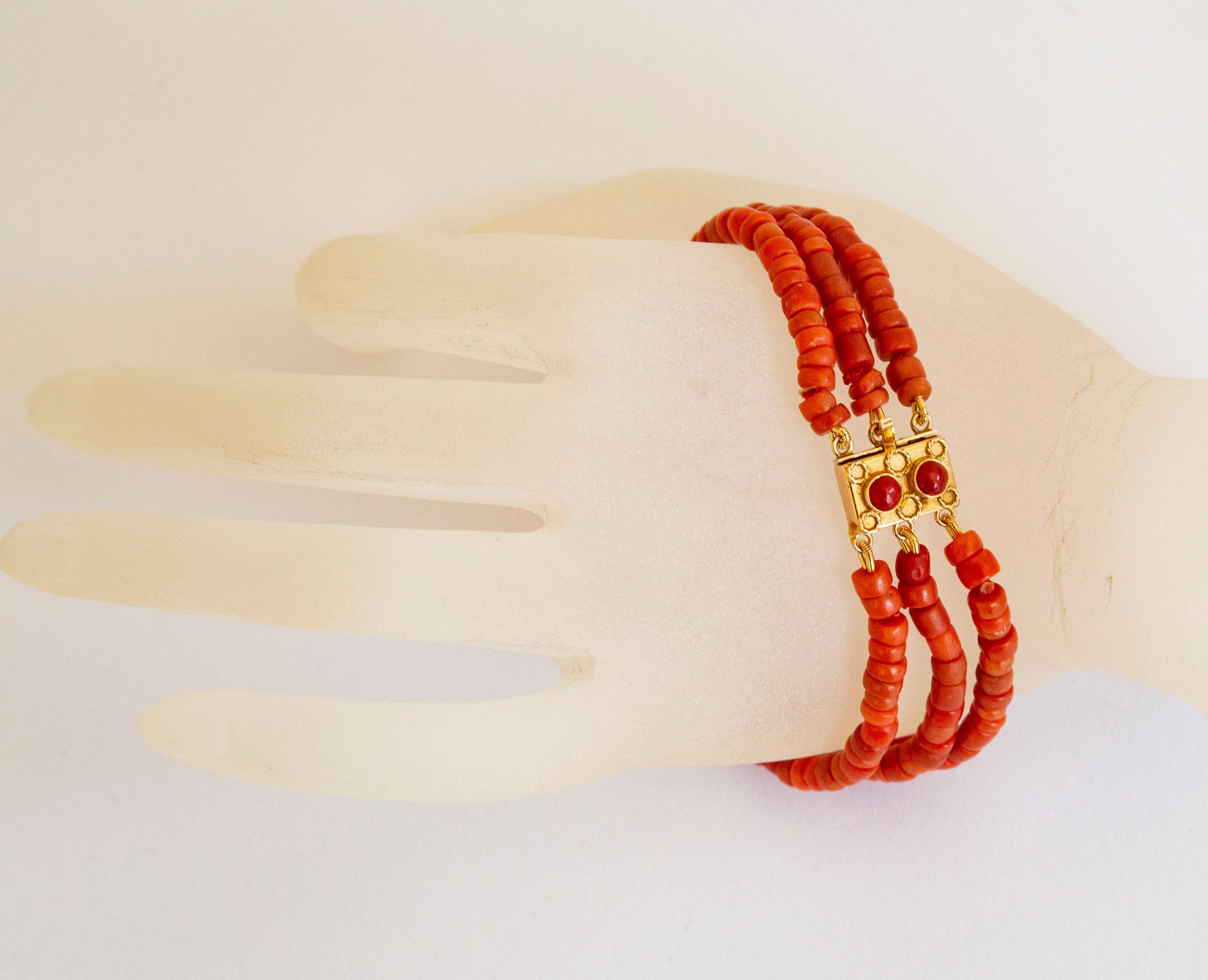 14 Karat Gold and Red Coral Three - Strand Beaded Bracelet Early 20th C In Good Condition For Sale In Arnhem, NL