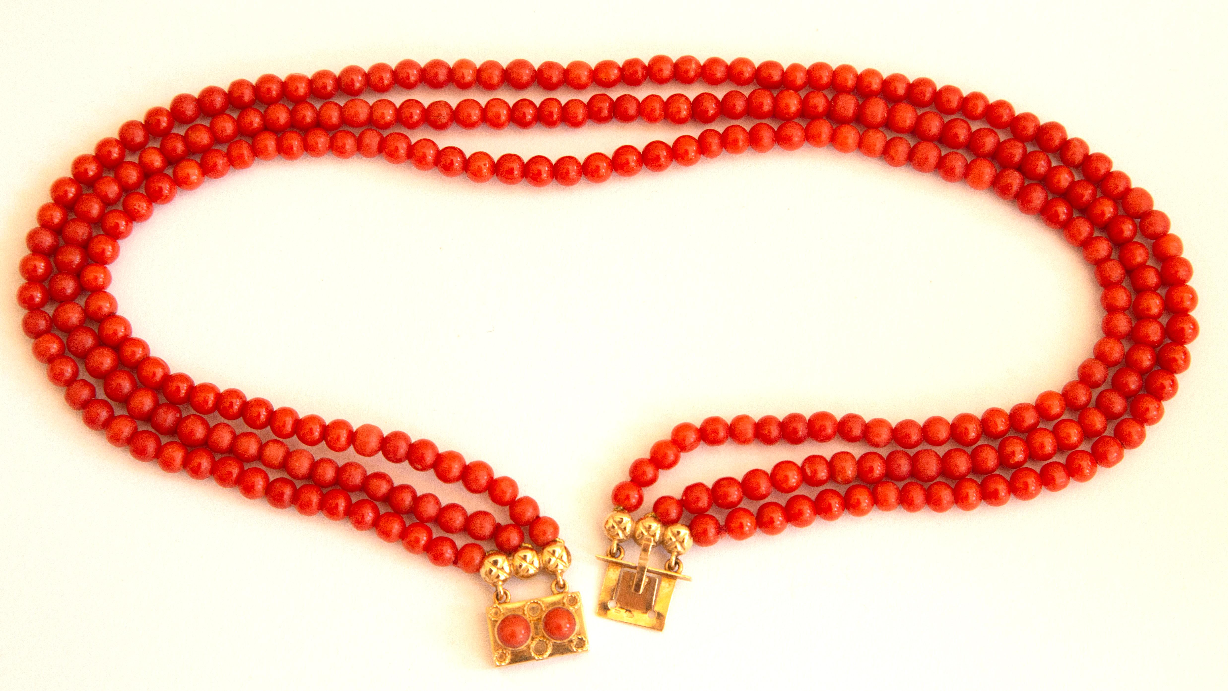 Dreistrangige Perlenkette aus 14 Karat Gold und roter Koralle, frühes 20. Jahrhundert (Edwardian) im Angebot