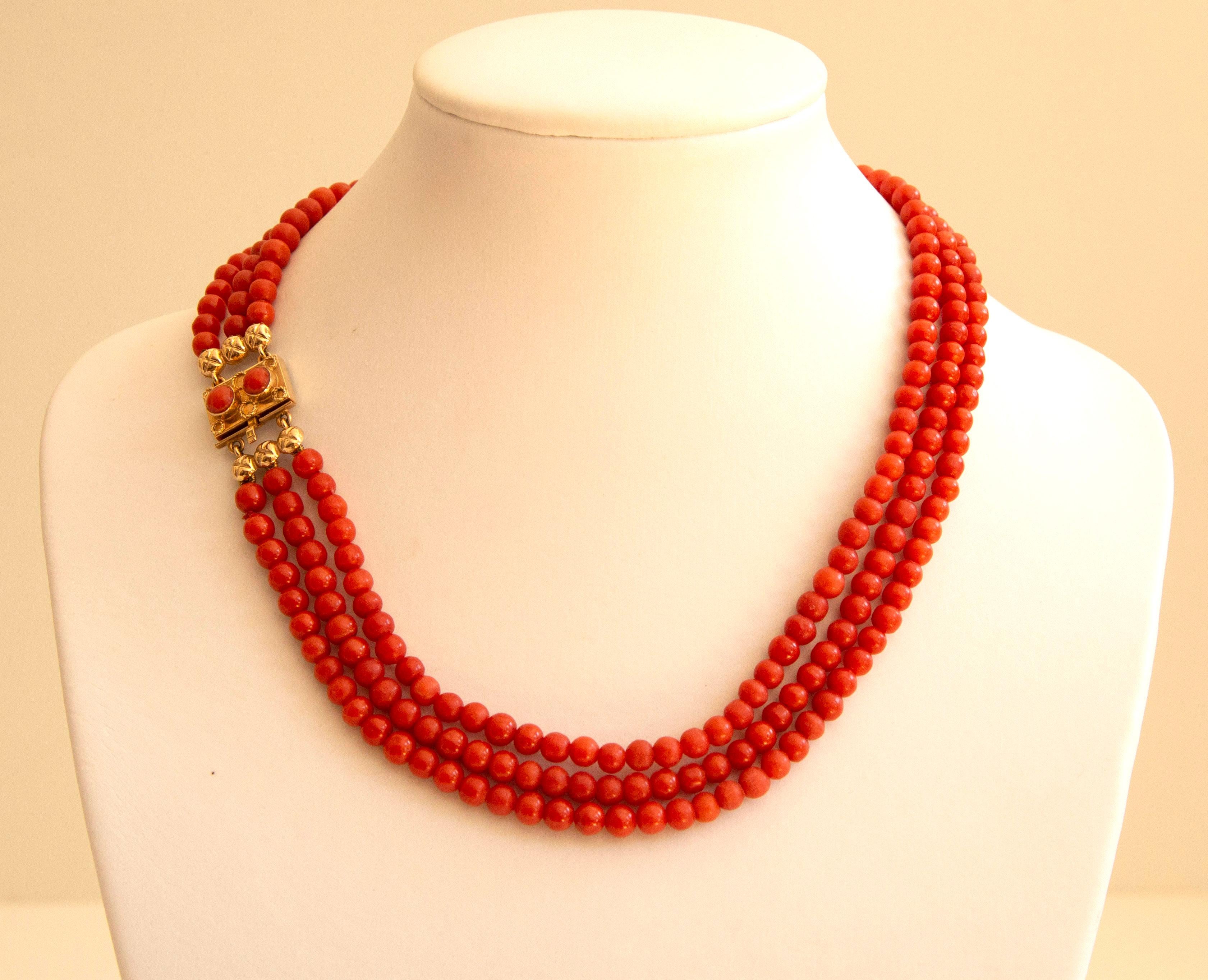 Dreistrangige Perlenkette aus 14 Karat Gold und roter Koralle, frühes 20. Jahrhundert für Damen oder Herren im Angebot