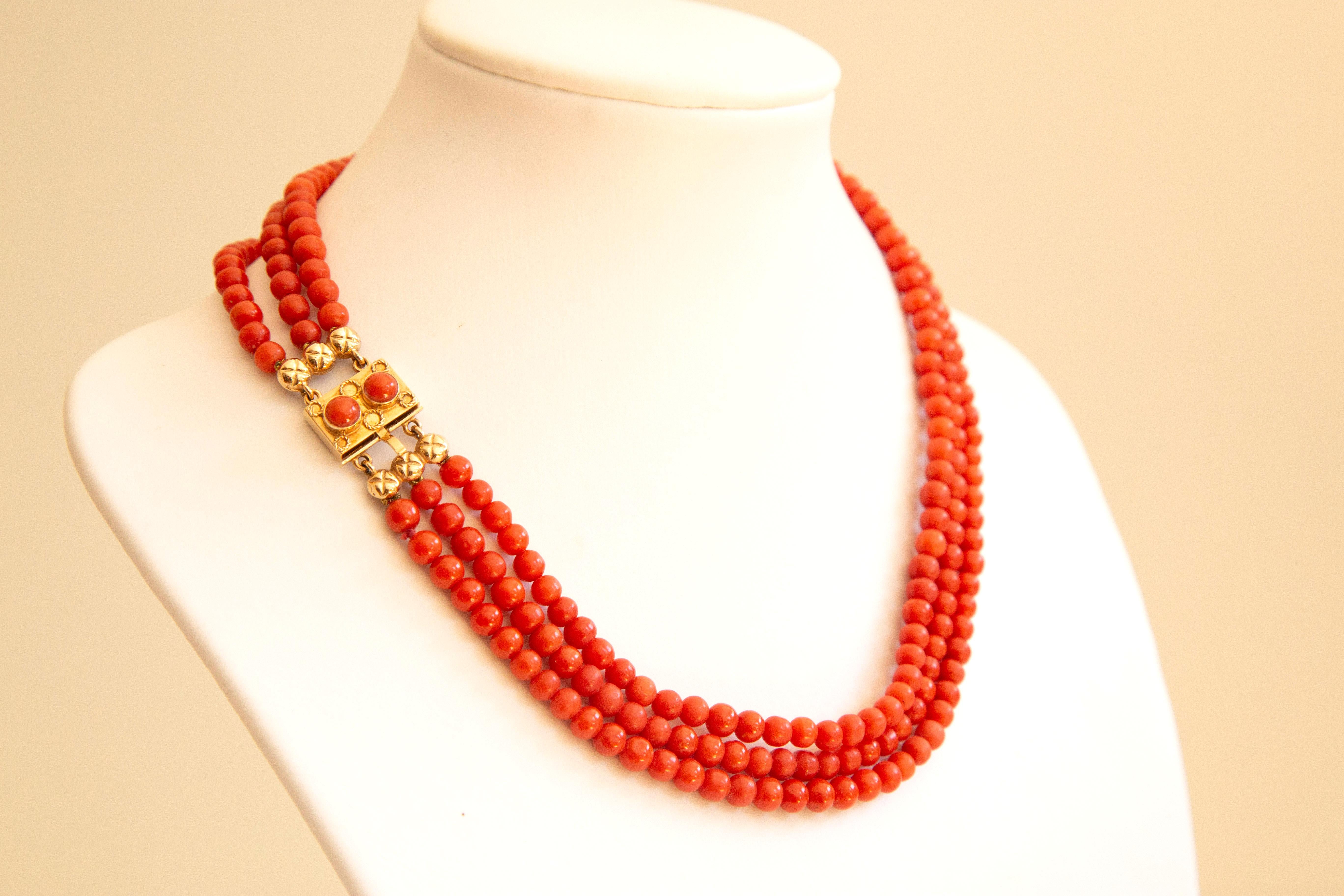 Dreistrangige Perlenkette aus 14 Karat Gold und roter Koralle, frühes 20. Jahrhundert im Angebot 1