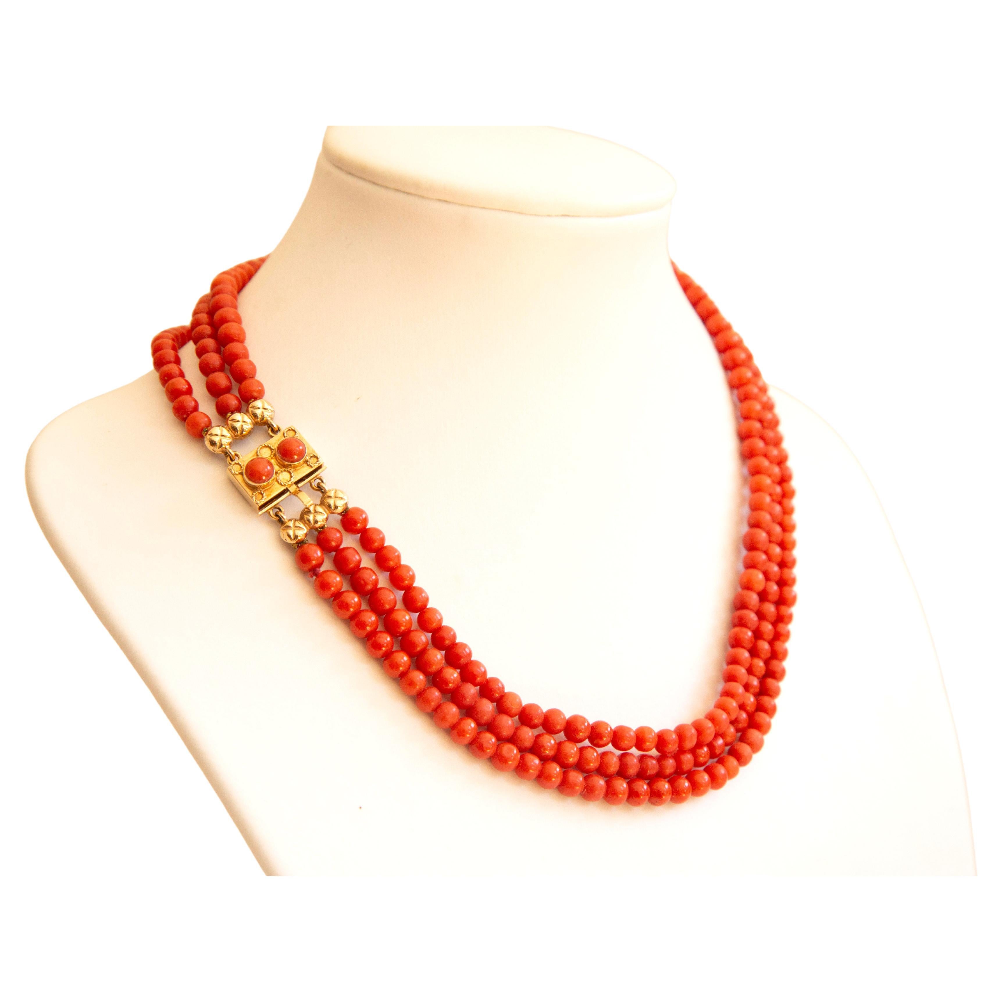 Dreistrangige Perlenkette aus 14 Karat Gold und roter Koralle, frühes 20. Jahrhundert im Angebot