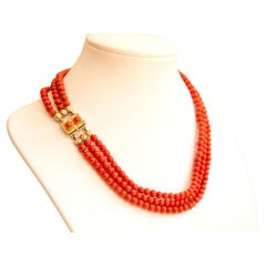 Dreistrangige Perlenkette aus 14 Karat Gold und roter Koralle, frühes 20. Jahrhundert