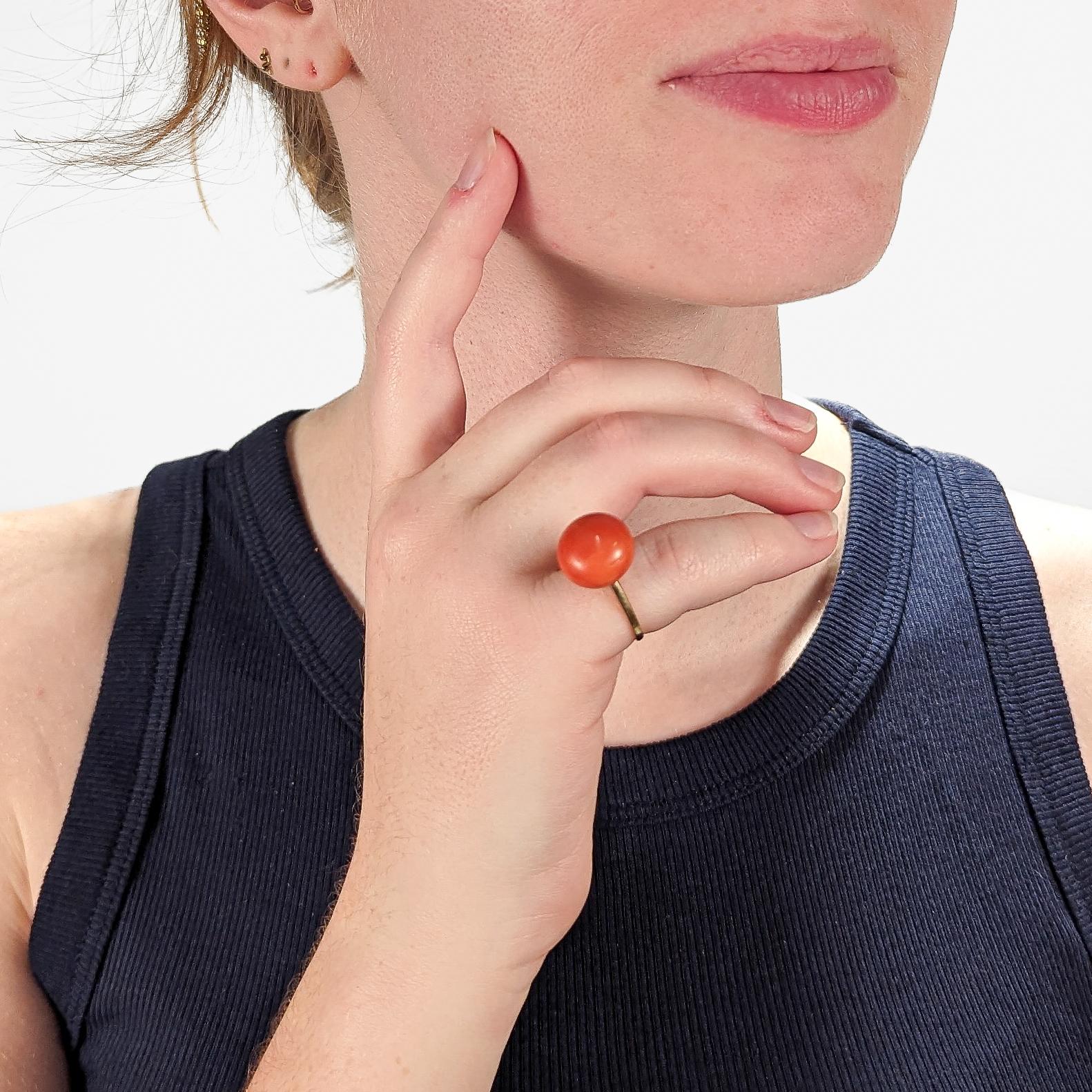Un raffinato anello vintage in oro e corallo.

Con un ricco cabochon di corallo salmone o quasi rosso incastonato in una montatura in oro giallo 14k.

Il gambo è marcato 14k per la finezza dell'oro. 

Misura dell'anello: circa 5 1/2
Altezza: circa