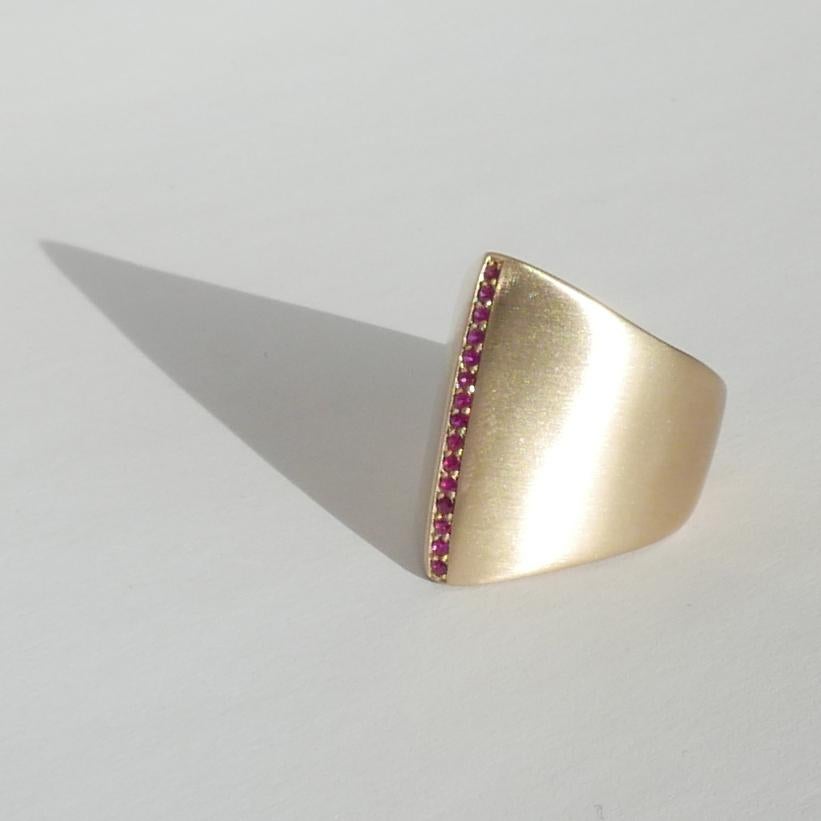 14 Karat Gold and Ruby Ridge Ring by Allison Bryan In New Condition For Sale In London, GB