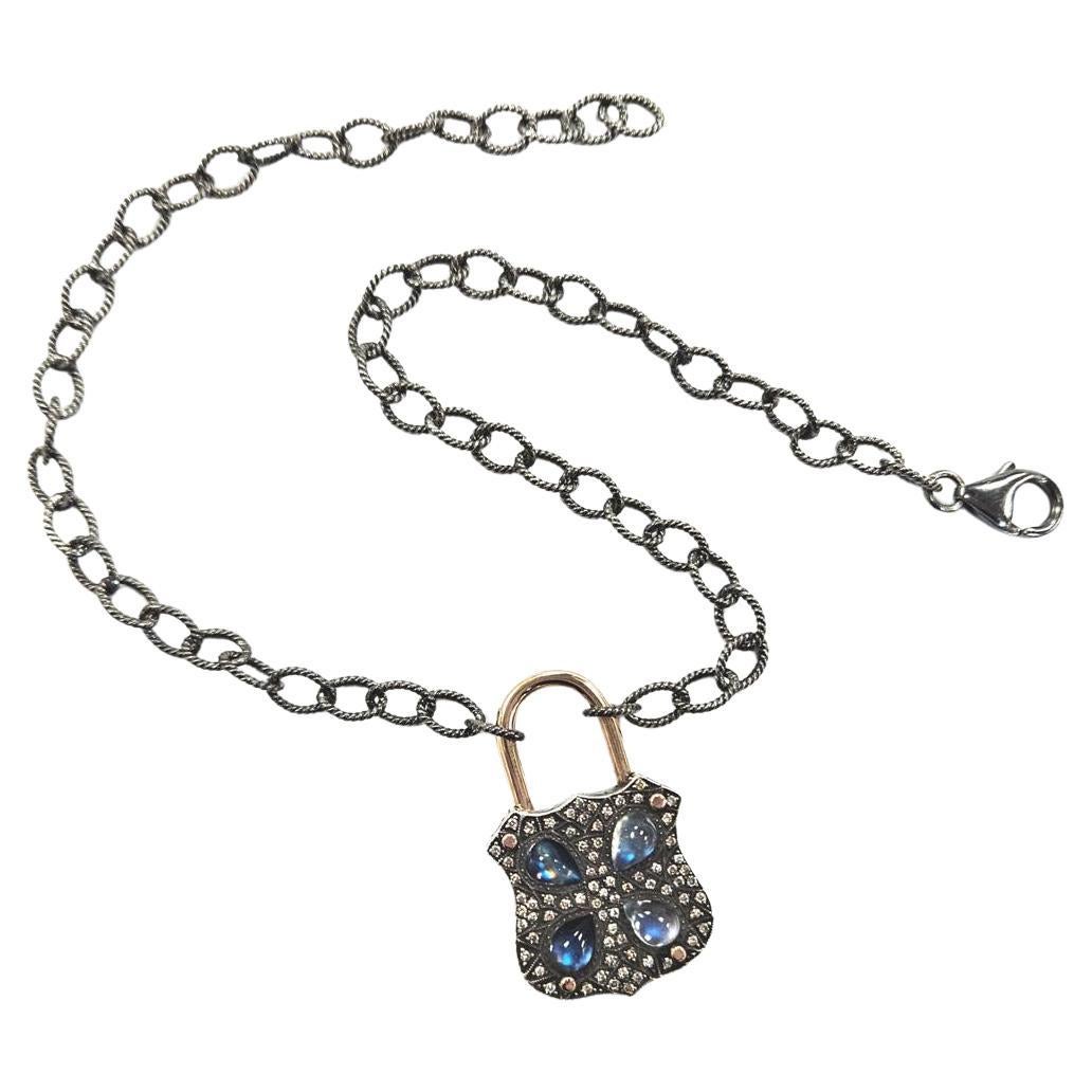 Collana con lucchetto in oro 14 carati e argento con diamante e pietra di luna da 15 pollici in vendita