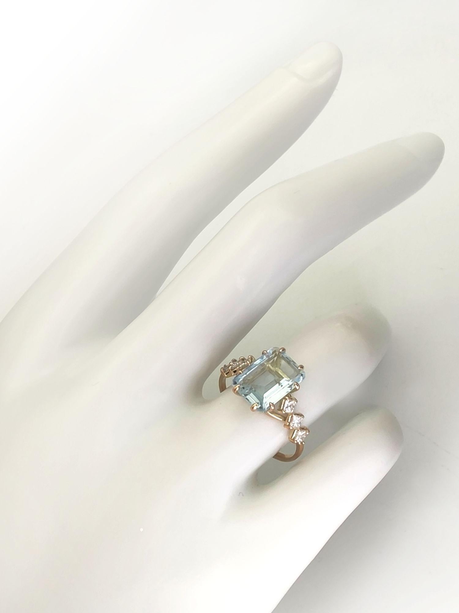 14 Karat Gold Aquamarine and Diamonds Engagement Ring for Women For Sale 8