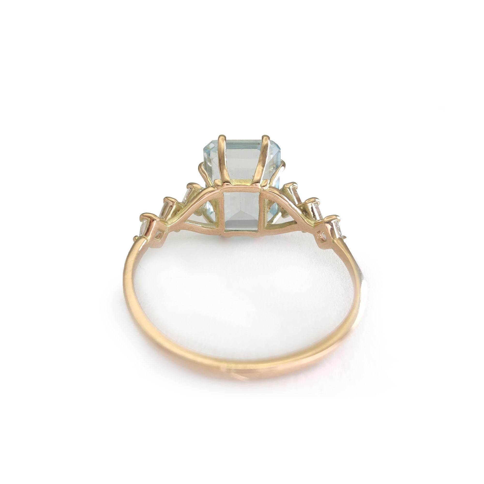 14 Karat Gold Aquamarine and Diamonds Engagement Ring for Women For Sale 2