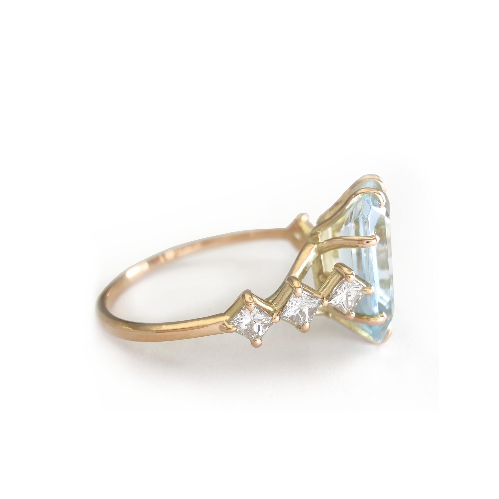 14 Karat Gold Aquamarine and Diamonds Engagement Ring for Women For Sale 3