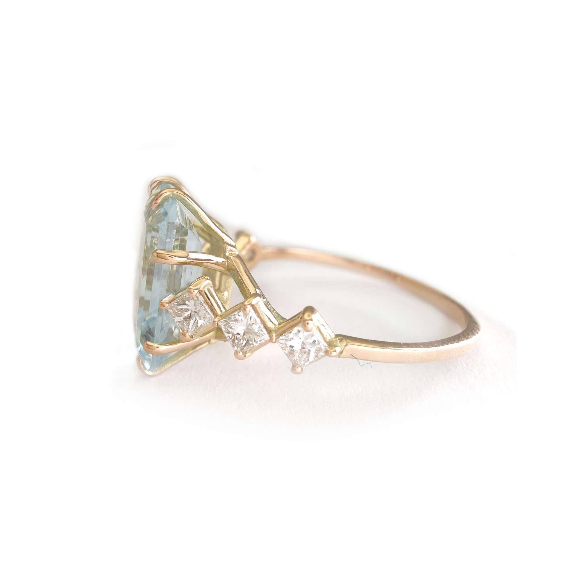 14 Karat Gold Aquamarine and Diamonds Engagement Ring for Women For Sale 4
