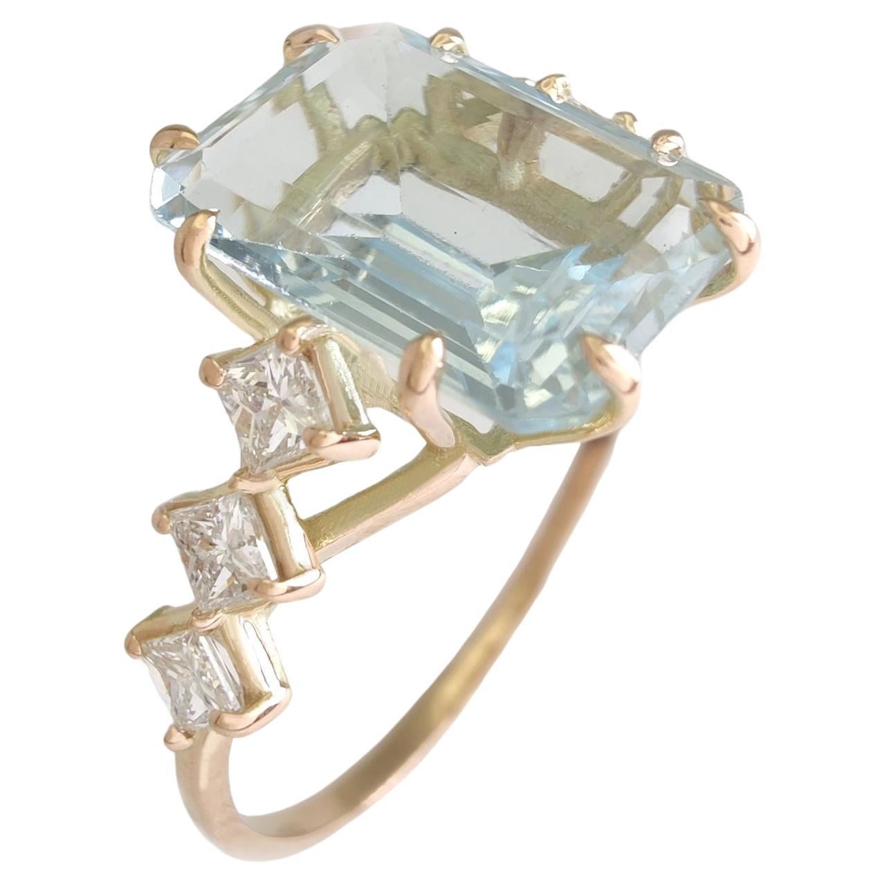 14 Karat Gold Aquamarine and Diamonds Engagement Ring for Women