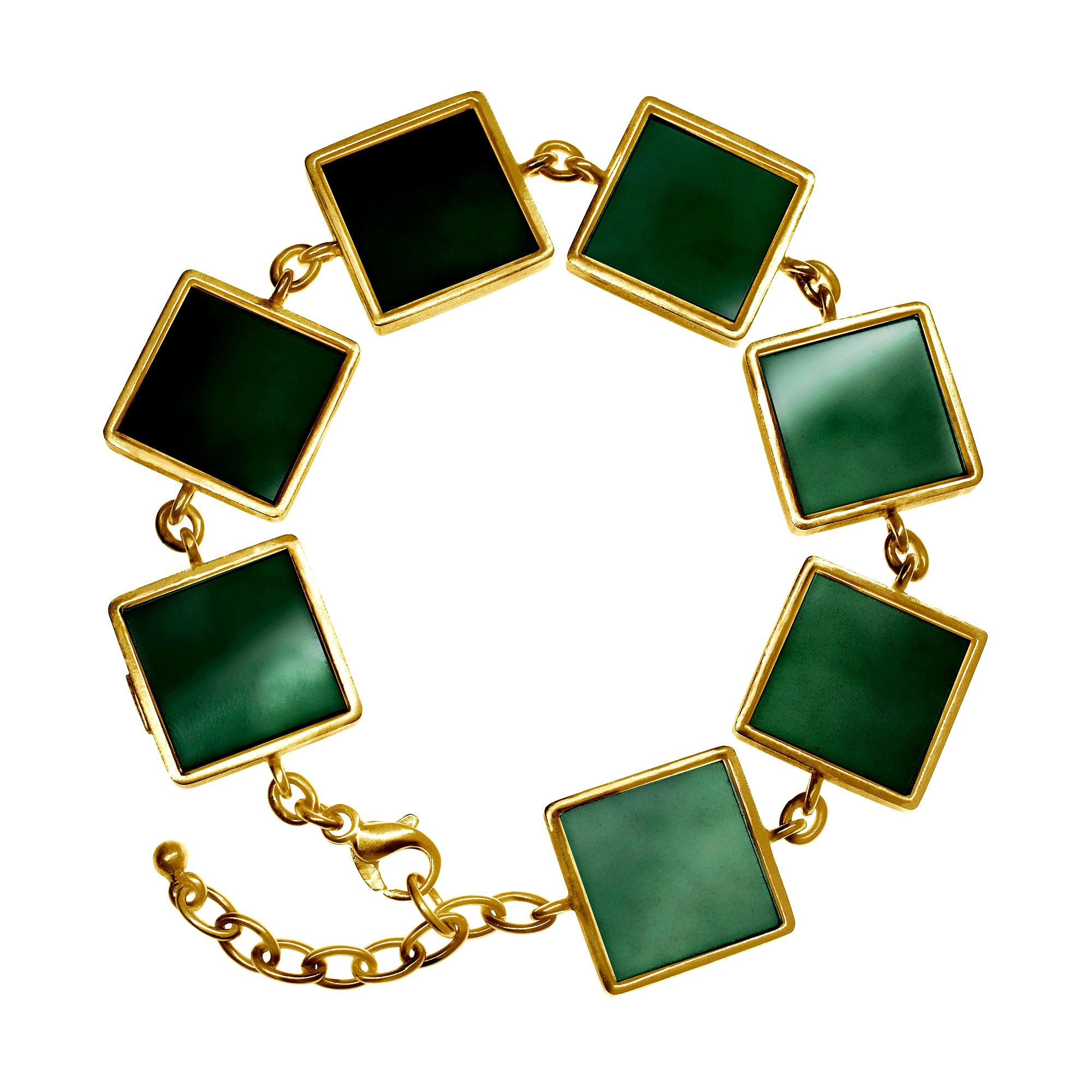 Bracelet en or jaune de style Art déco avec quartz vert foncé présenté dans Vogue