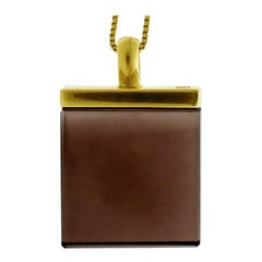 In primo piano su Vogue UA Collana con ciondolo in oro a quattordici carati e quarzo fumé