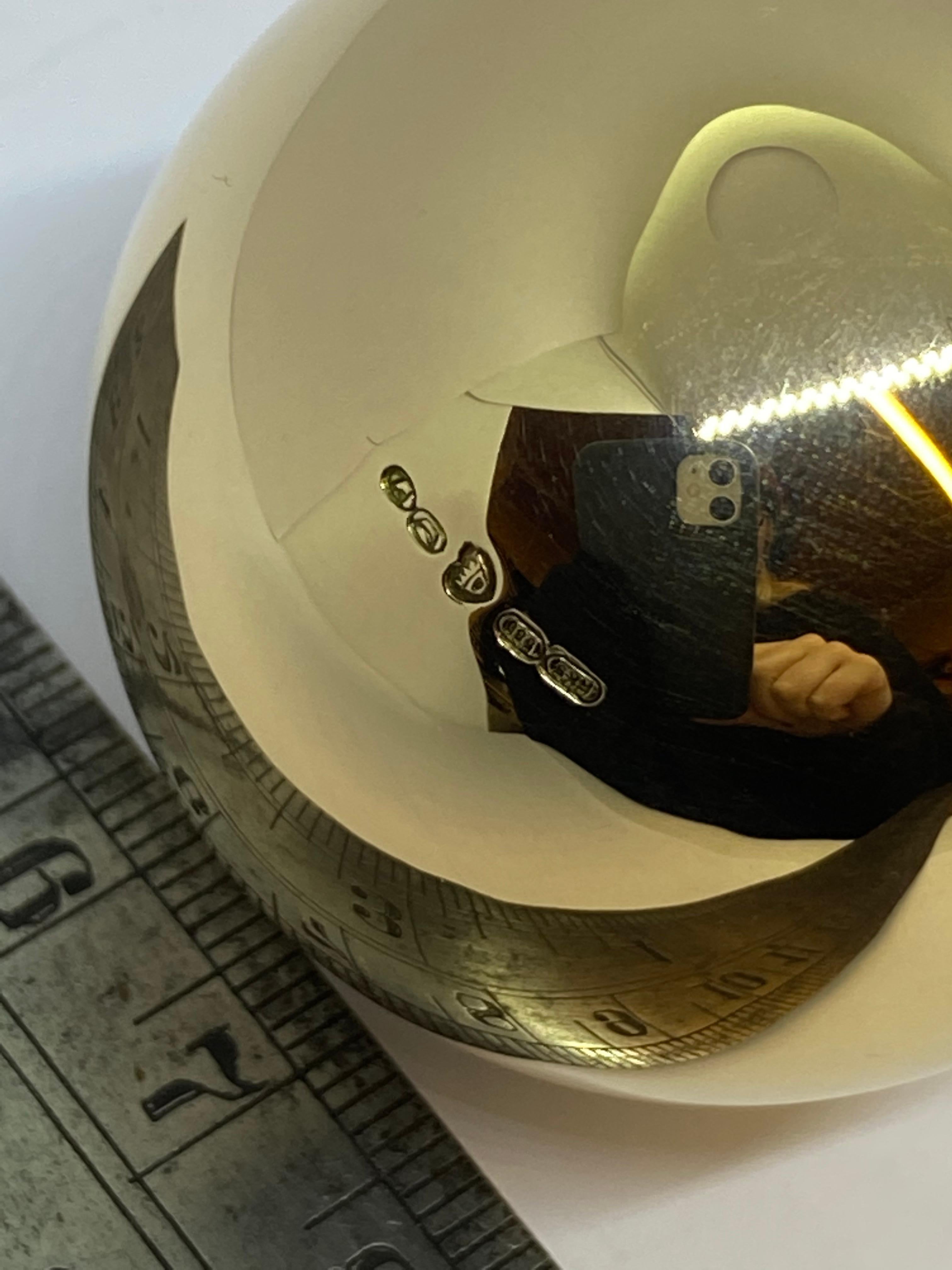 Kugel aus 14 Karat Gold mit magischen Kugeldekorationen aus Kaviar für Damen oder Herren im Angebot