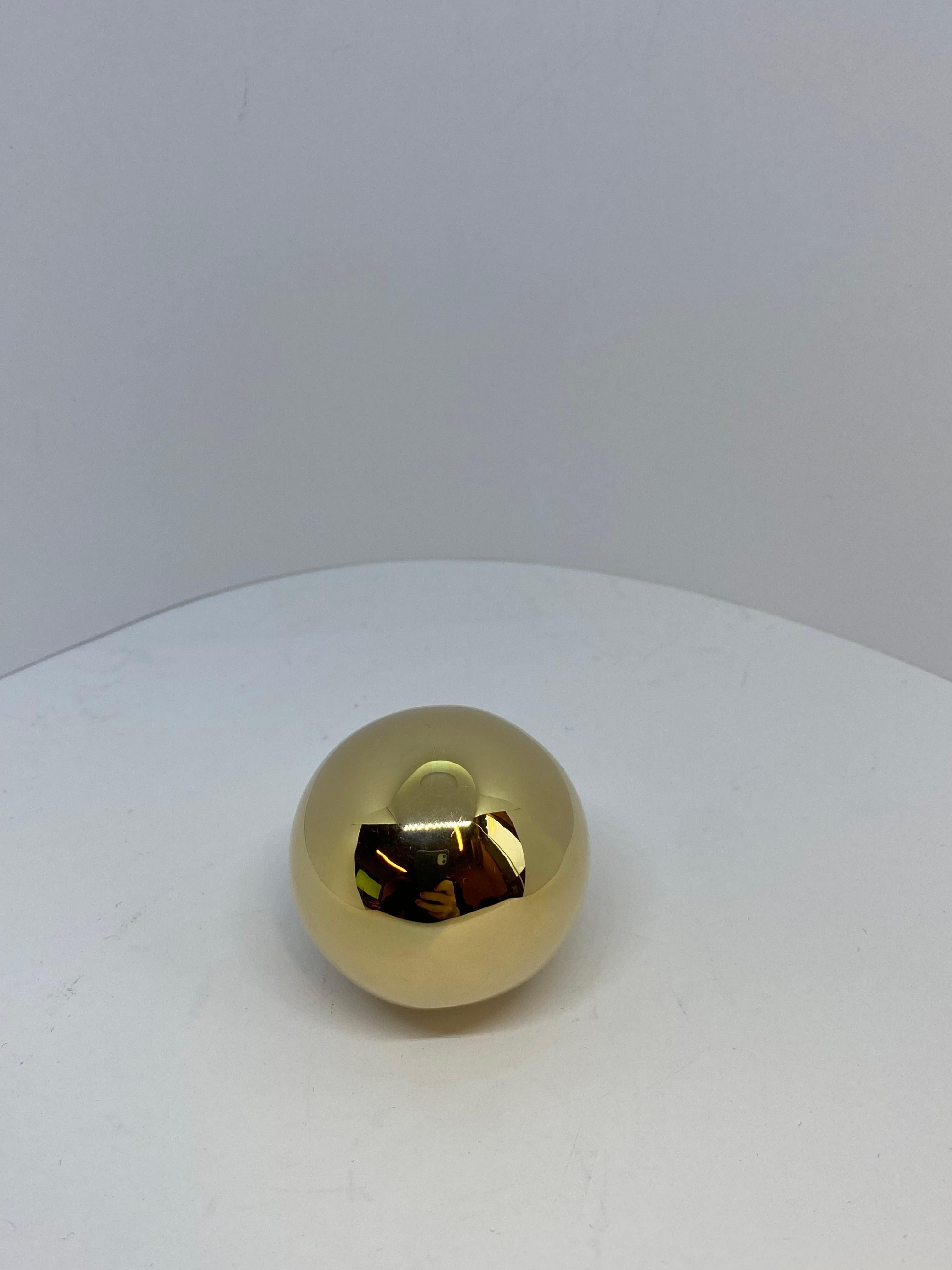 Kugel aus 14 Karat Gold mit magischen Kugeldekorationen aus Kaviar im Angebot 3