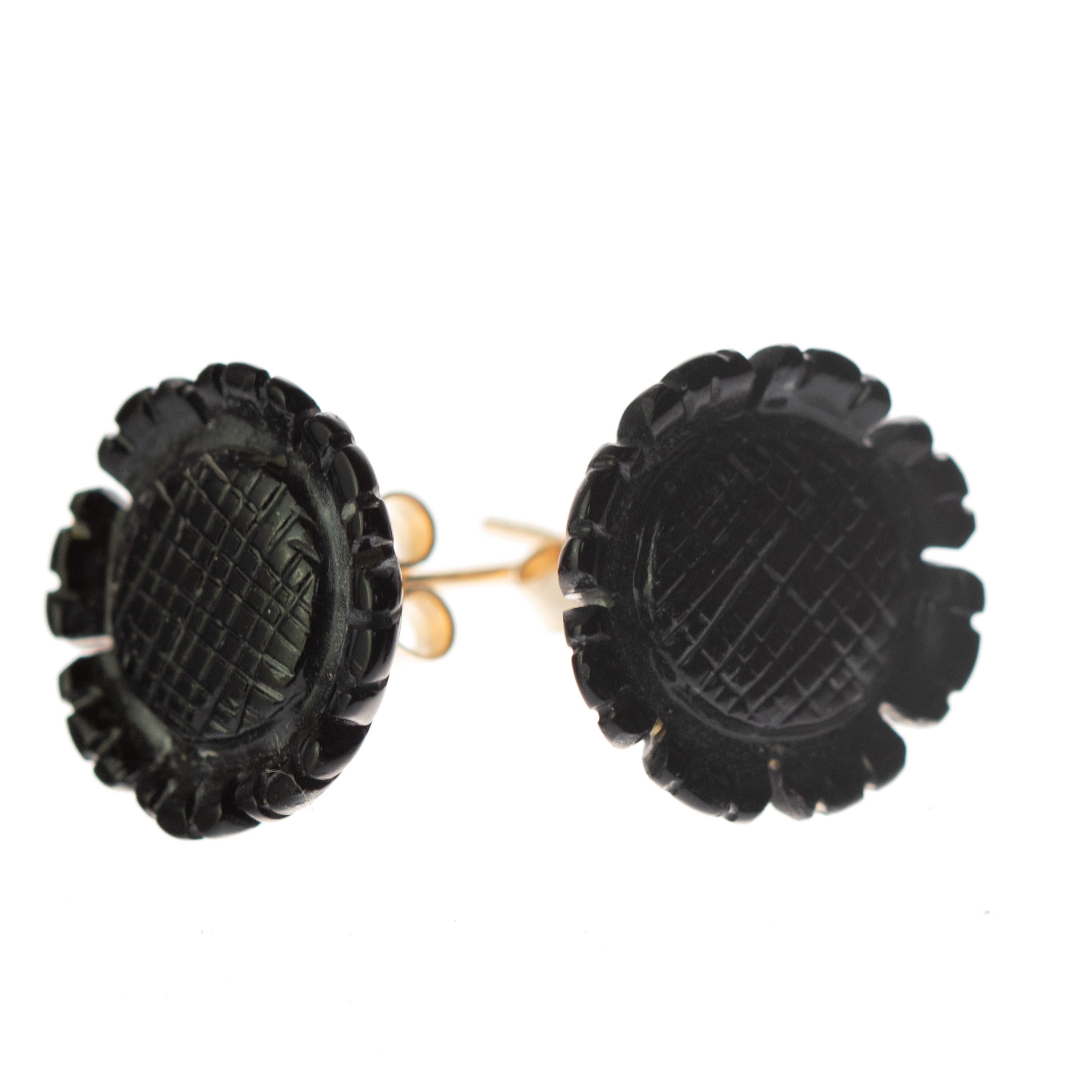 Étonnantes et magnifiques boucles d'oreilles en forme de fleur en agate noire. Des pétales naturels sculptés qui évoquent le travail de joaillerie traditionnel italien fait à la main.

Ce design délicat montre la douceur et l'innocence du bijou. Il