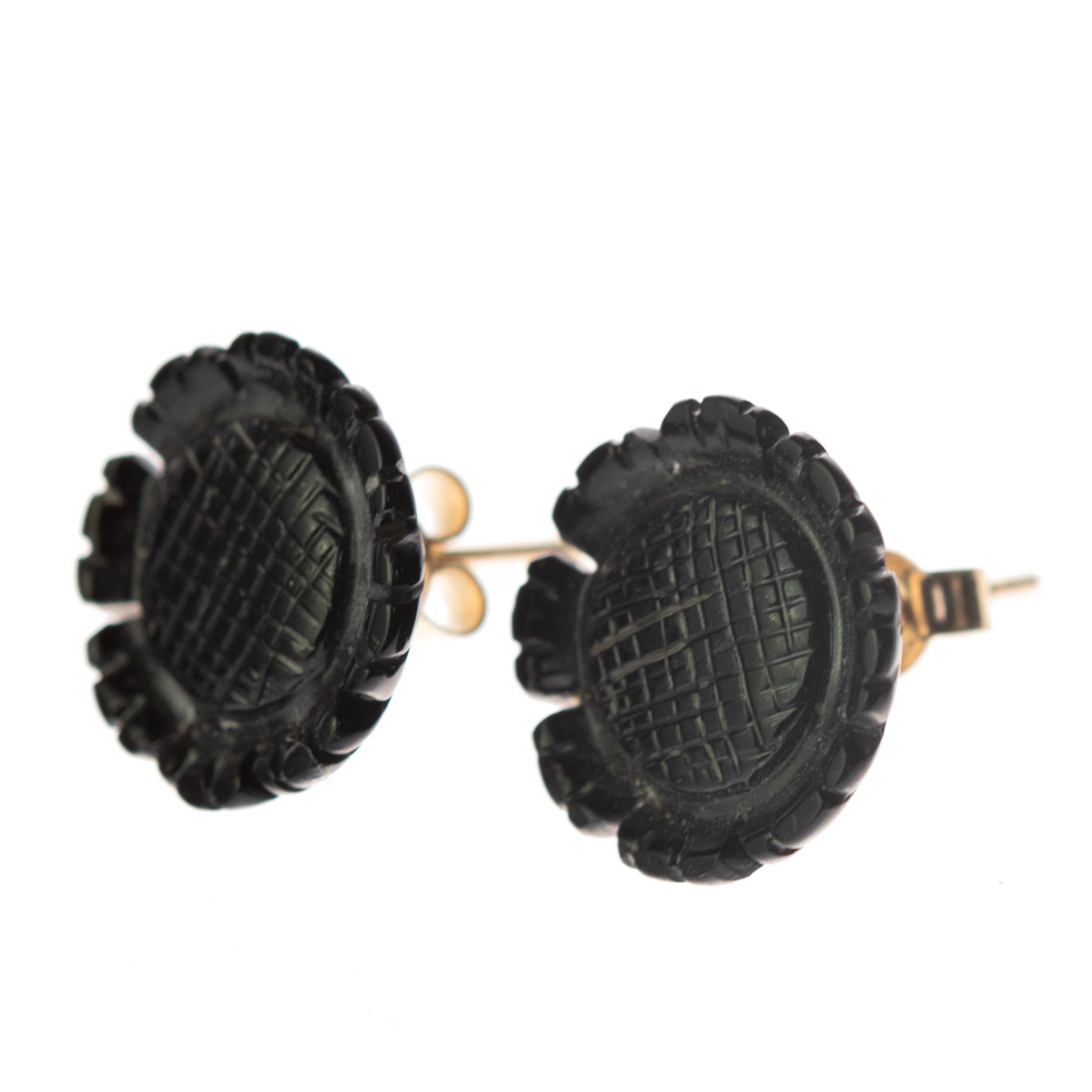 Art nouveau Clous d'oreilles en or 14 carats avec fleur d'agate noire sculptée à la main, fabrication italienne en vente
