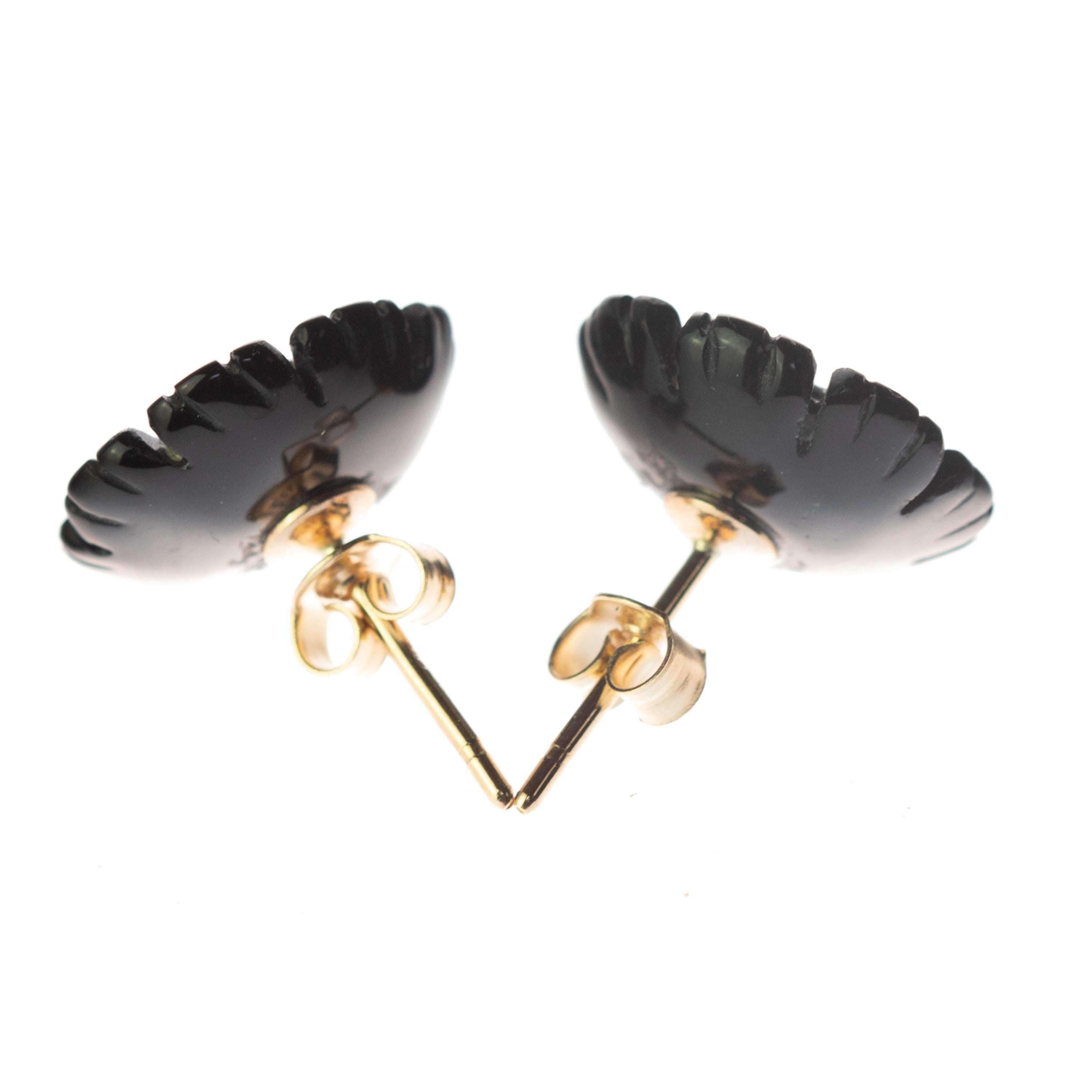 Taille mixte Clous d'oreilles en or 14 carats avec fleur d'agate noire sculptée à la main, fabrication italienne en vente
