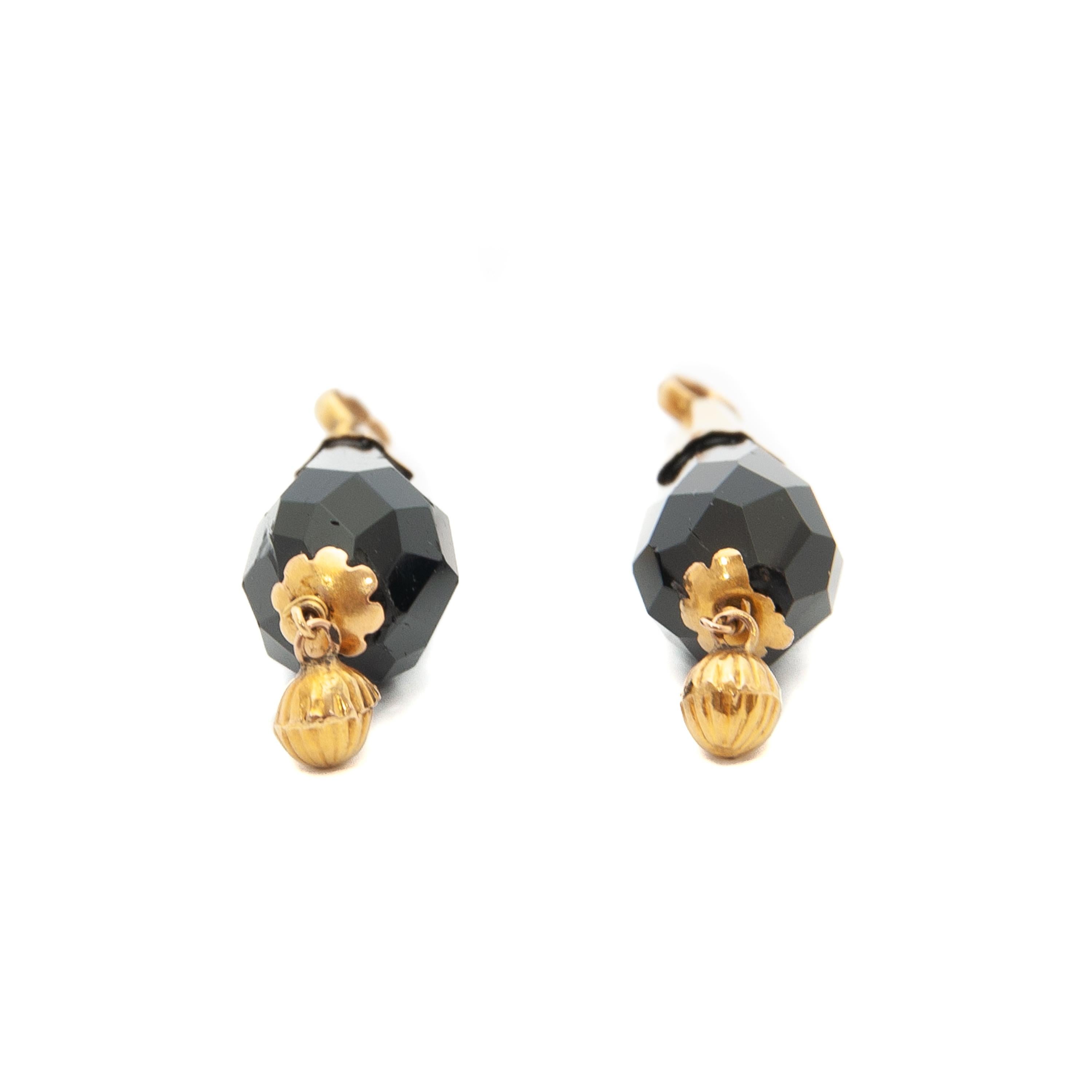 Antiquities 1850's Black Jet Briolette 14K Gold Pendants en vente 1