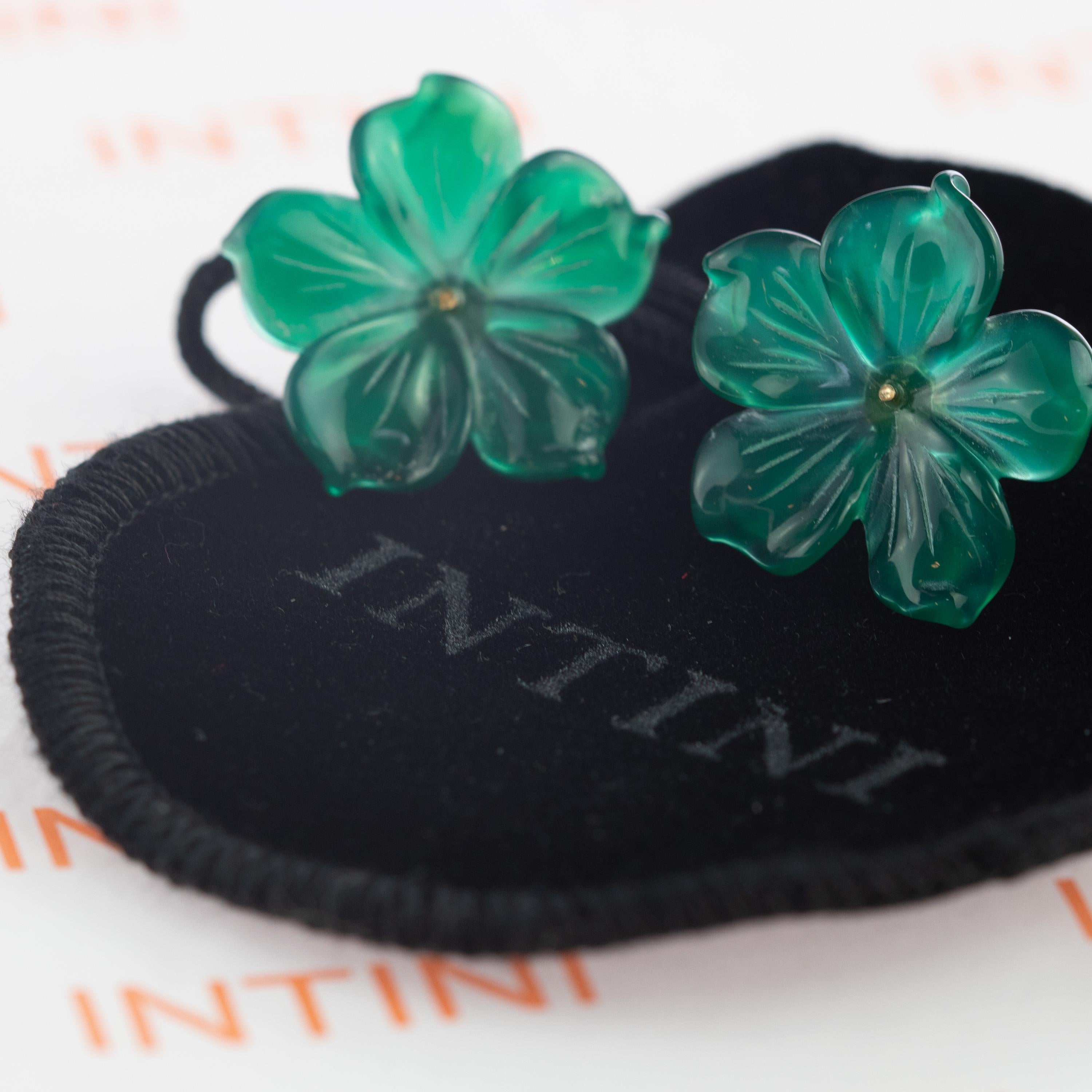 Pendientes de oro de 14 quilates flor de ágata azul hechos a mano italiana chica tallada Stud Chic Artesano en venta