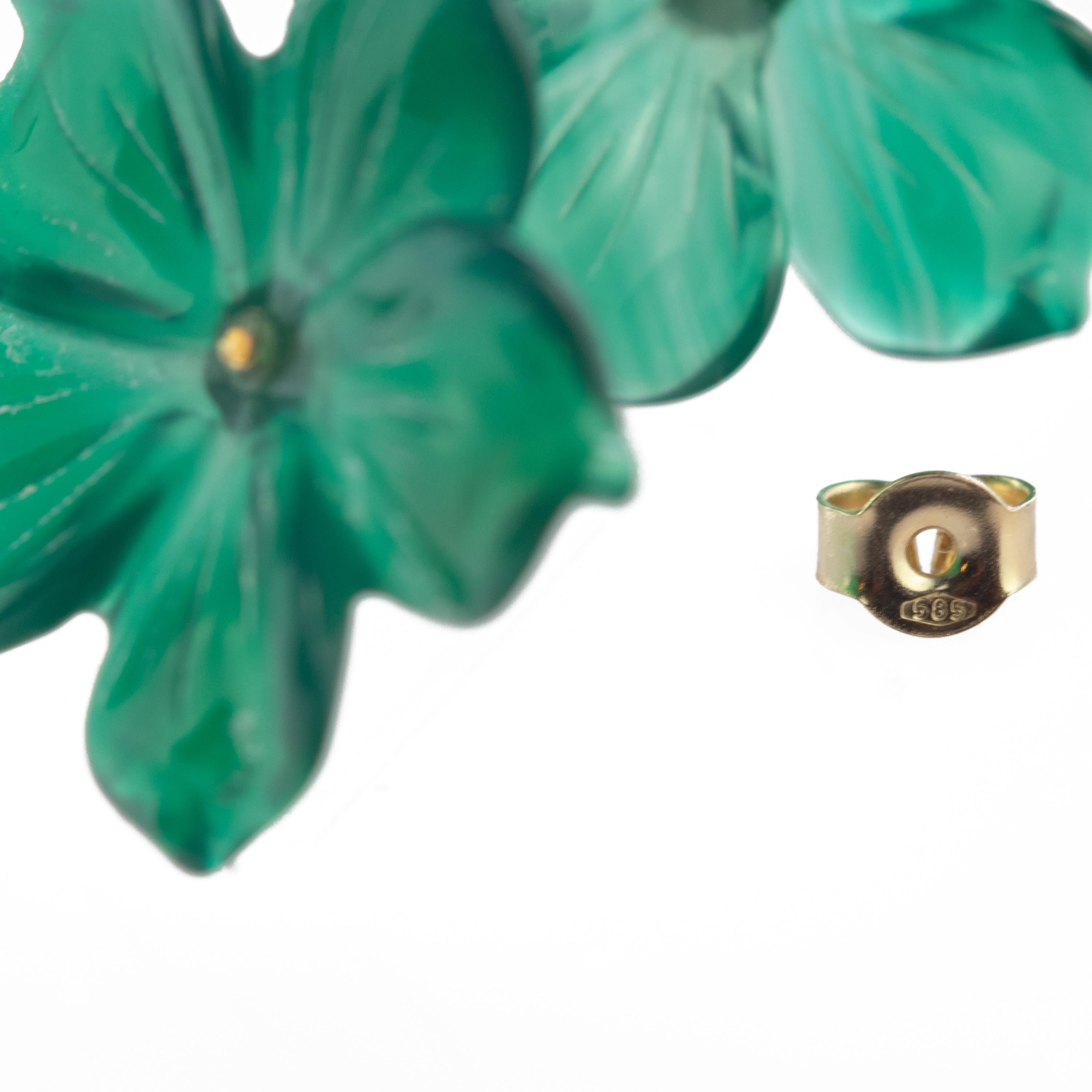 14 Karat Gold Blue Agate Flower Handmade Italian Girl Carved Stud Chic Earrings In New Condition For Sale In Milano, IT