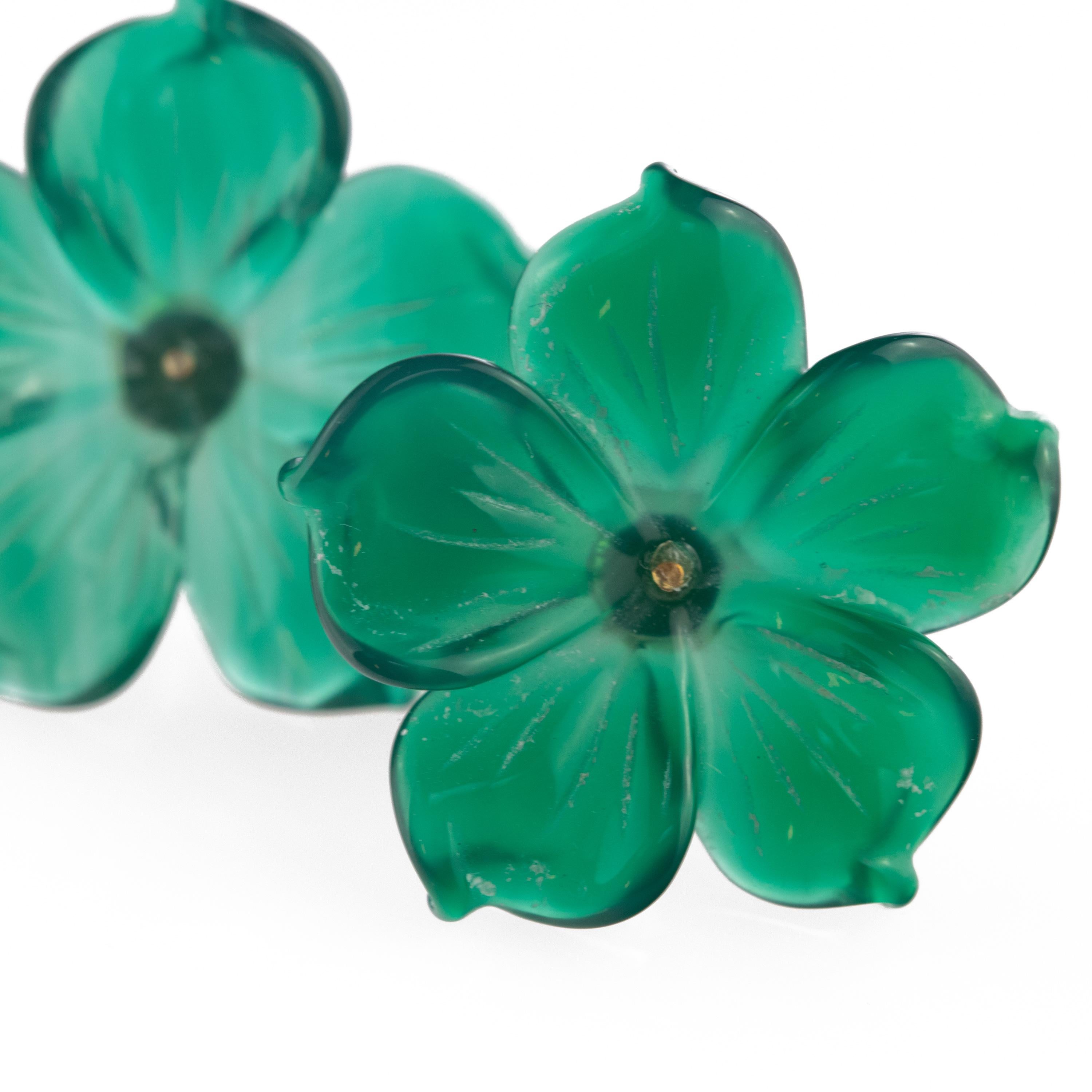 Sorprendentes y magníficos pendientes de ágata verde en forma de flor. Hechos para una niña o una mujer hermosa, estos pétalos naturales tallados evocan el trabajo de joyería tradicional italiano hecho a mano.

Este delicado diseño muestra la