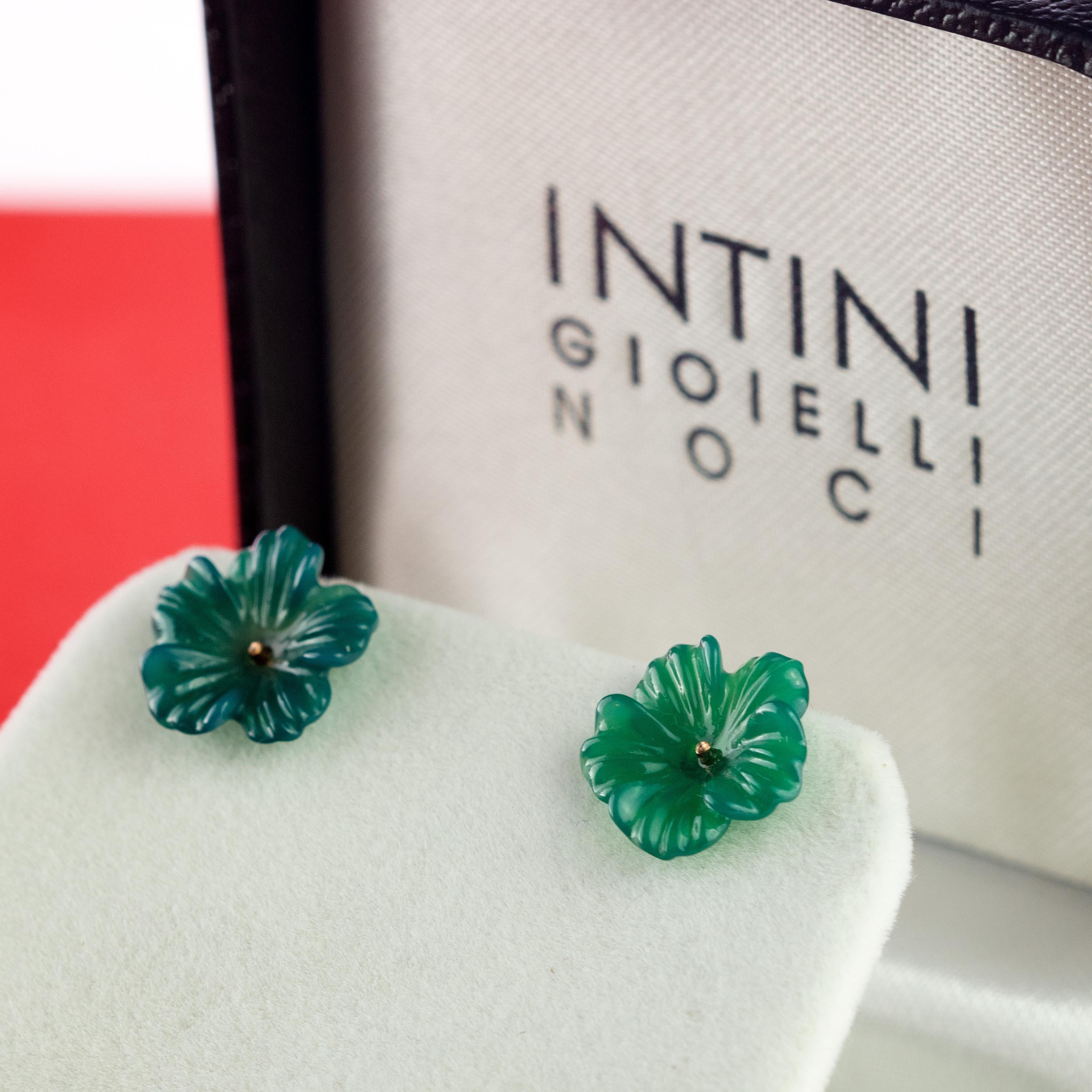 Délicate agate naturelle bleu clair avec une merveilleuse couleur transparente boucles d'oreilles fleurs. Pétales sculptés qui évoquent le travail de joaillerie traditionnel fait à la main en Italie. Agrémentés d'or jaune 14 carats.

Les fleurs