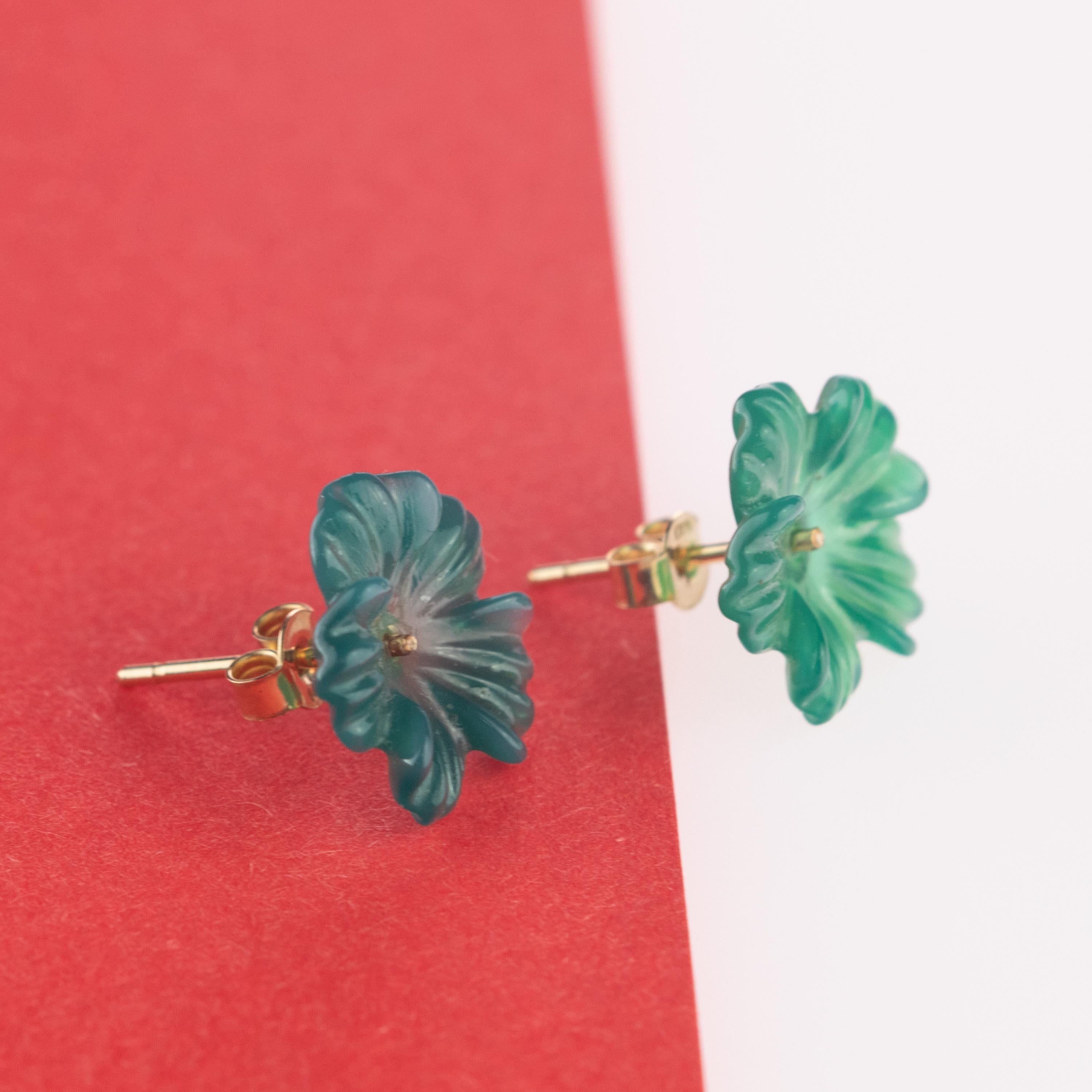 Clous d'oreilles italiennes sculptées à la main en or 14 carats avec fleur d'agate bleue Neuf - En vente à Milano, IT