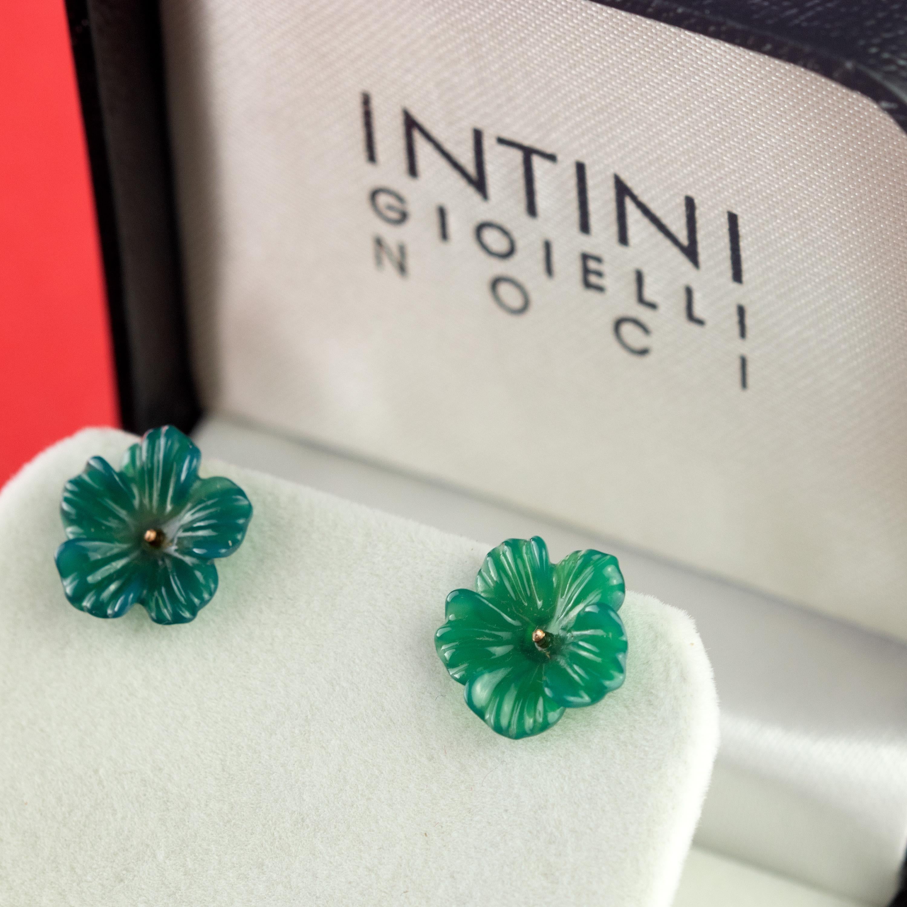 Clous d'oreilles italiennes sculptées à la main en or 14 carats avec fleur d'agate bleue en vente 1