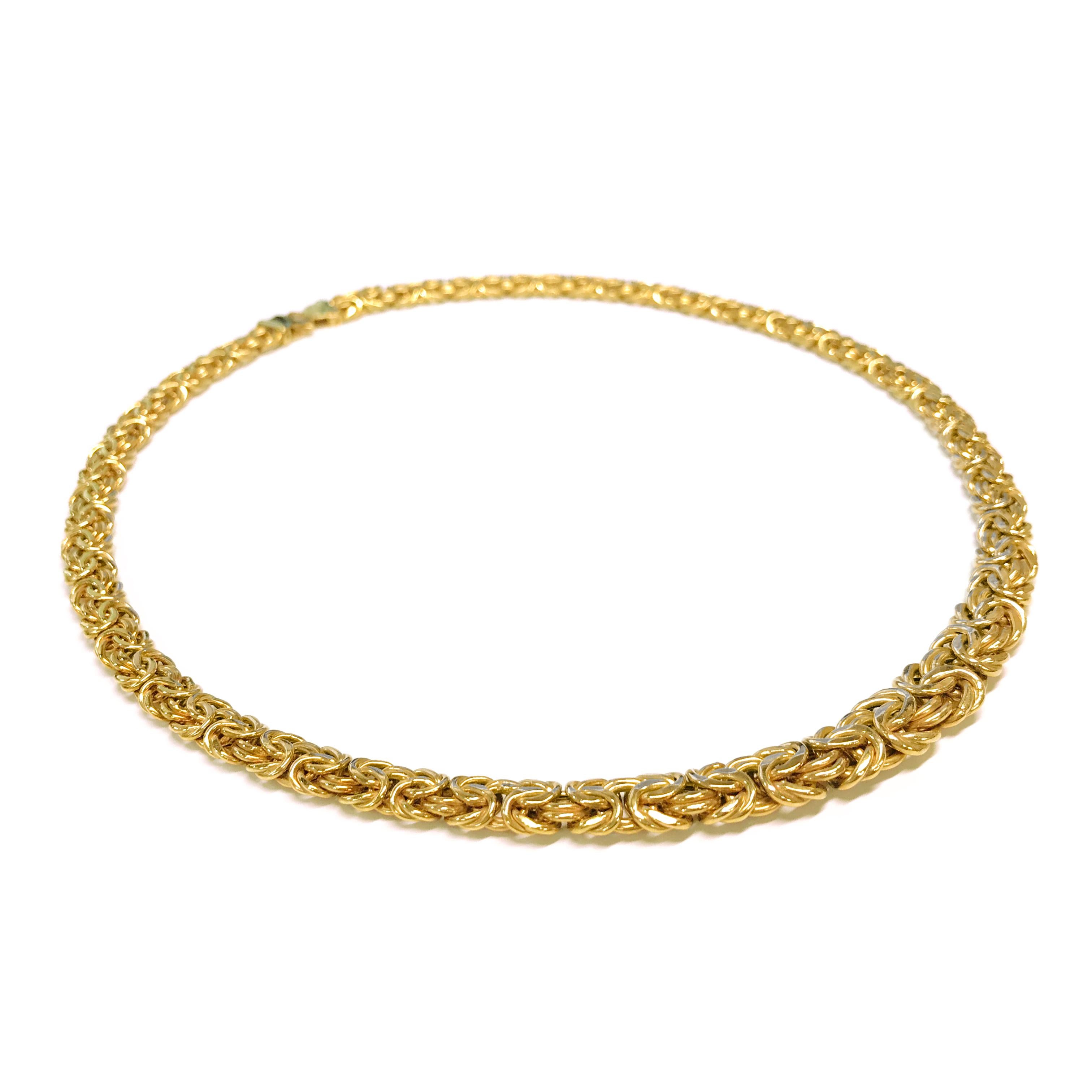 byzantinische Halskette mit Hohlgliedern aus 14 Karat Gold. Die Breite der Halskette verjüngt sich von 7,5 mm bis 10,5 mm. Auf der Rückseite des Verschlusses ist ITALY und 14K eingestanzt. Das Gesamtgewicht des Goldes beträgt 23,4 Gramm und die