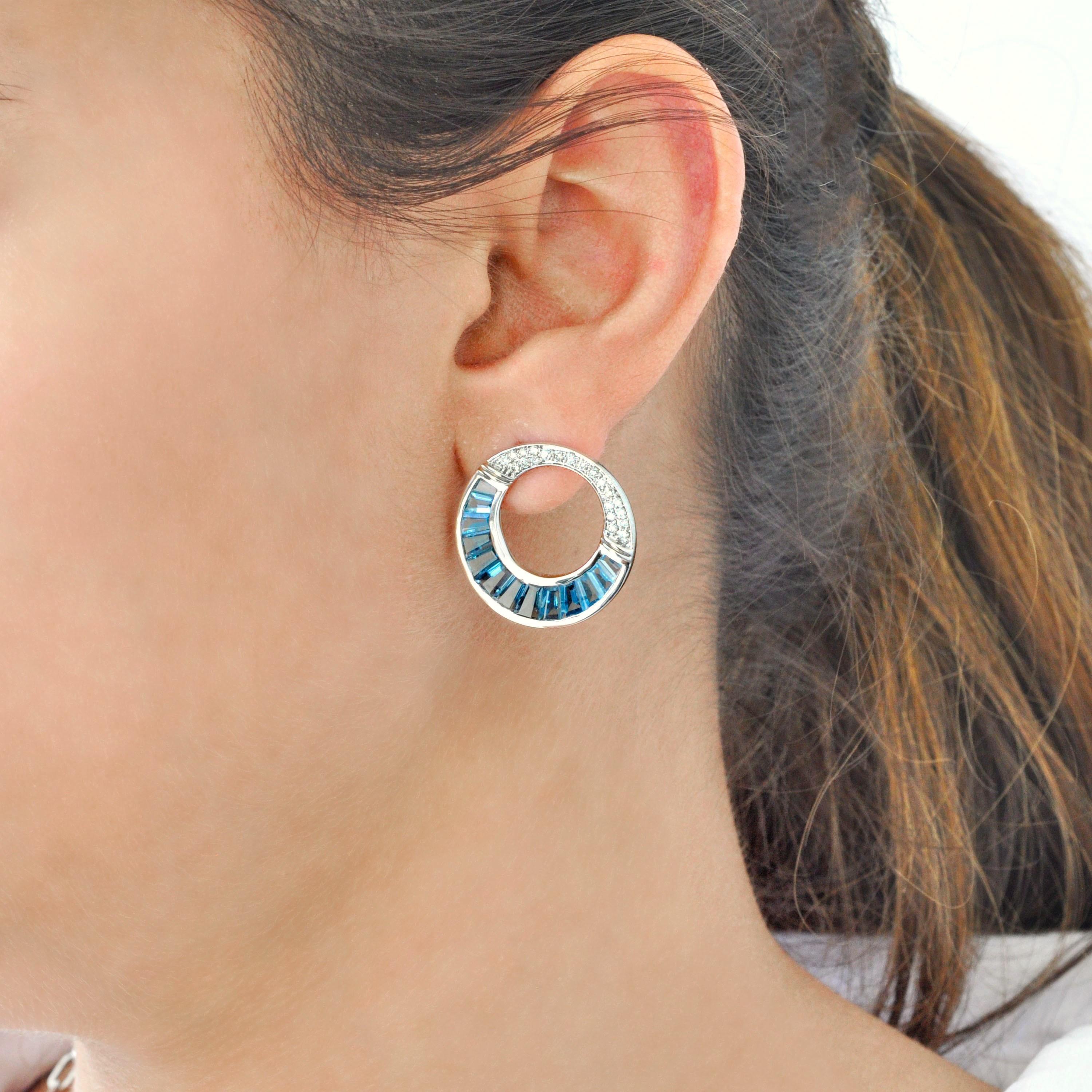 14 Karat Gold Calibre Cut Blue Topaz Baguette Diamond Circular Stud Earrings (Art déco) im Angebot